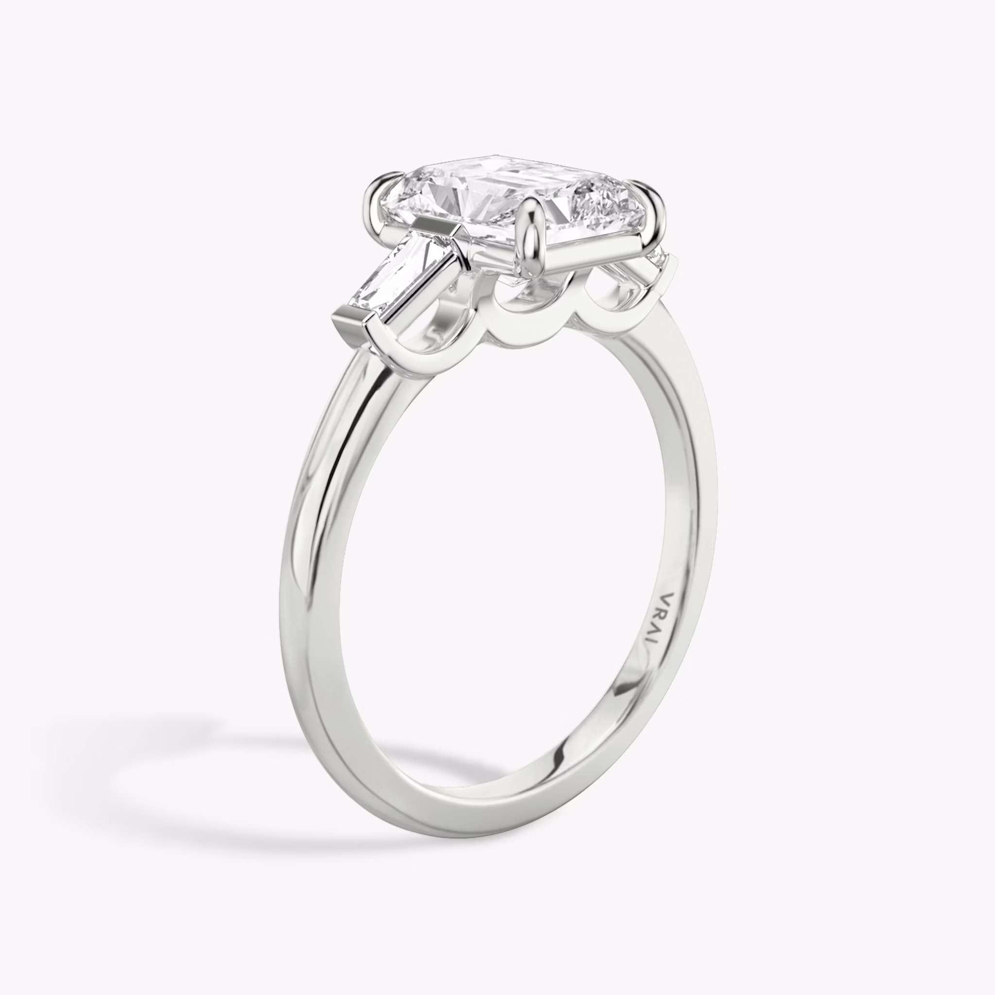 Anillo de compromiso Three Stone | Radiante | Platino | bandAccent: Simple | sideStoneCarat: 0.10ct | sideStoneShape: Baguette Cónica | diamondOrientation: vertical | caratWeight: other