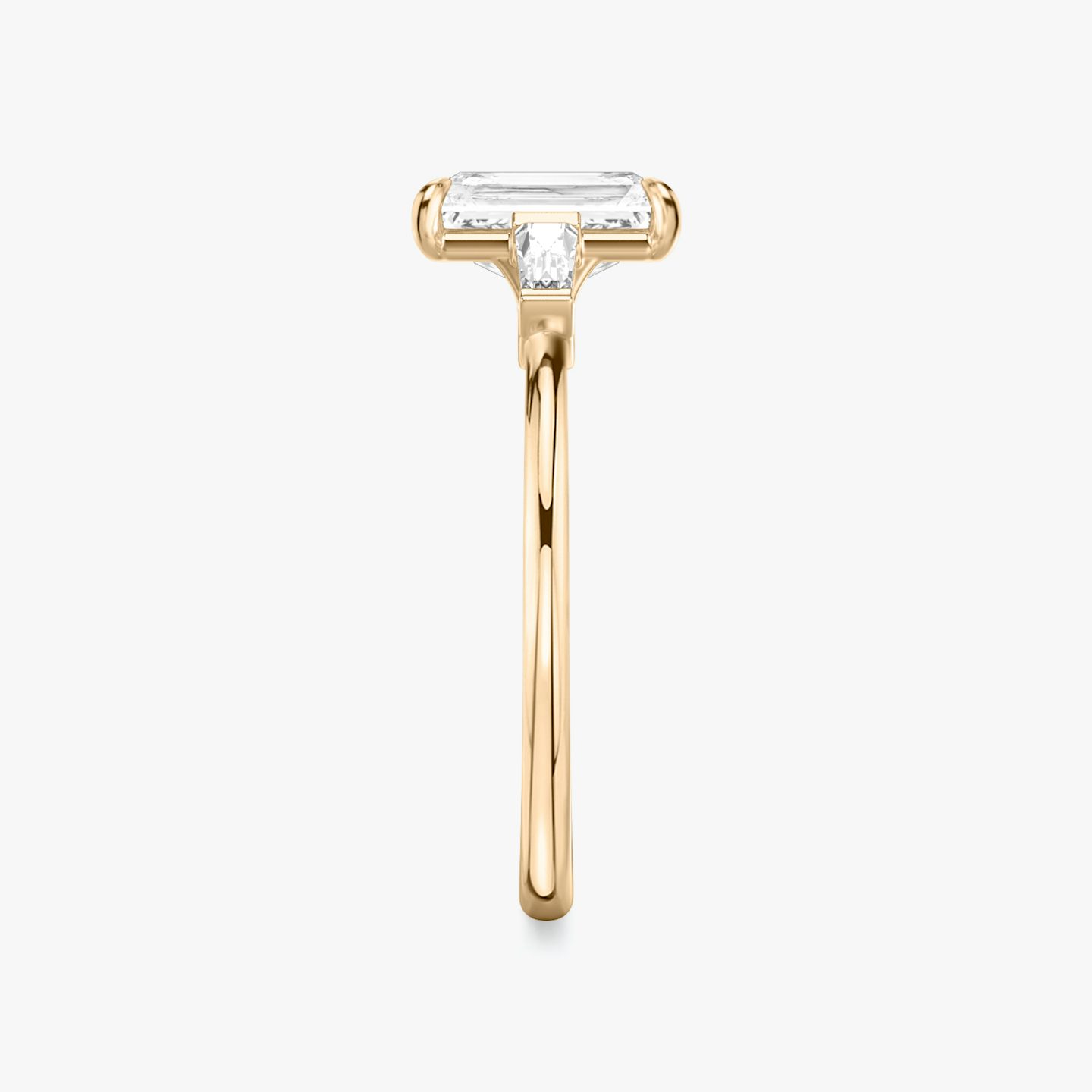 Three Stone | Radiant | 14k | Roségold | bandAccent: Ohne Pavé-Besatz | sideStoneCarat: 0.10ct | sideStoneShape: Konisches Baguette | diamondOrientation: vertical | caratWeight: other