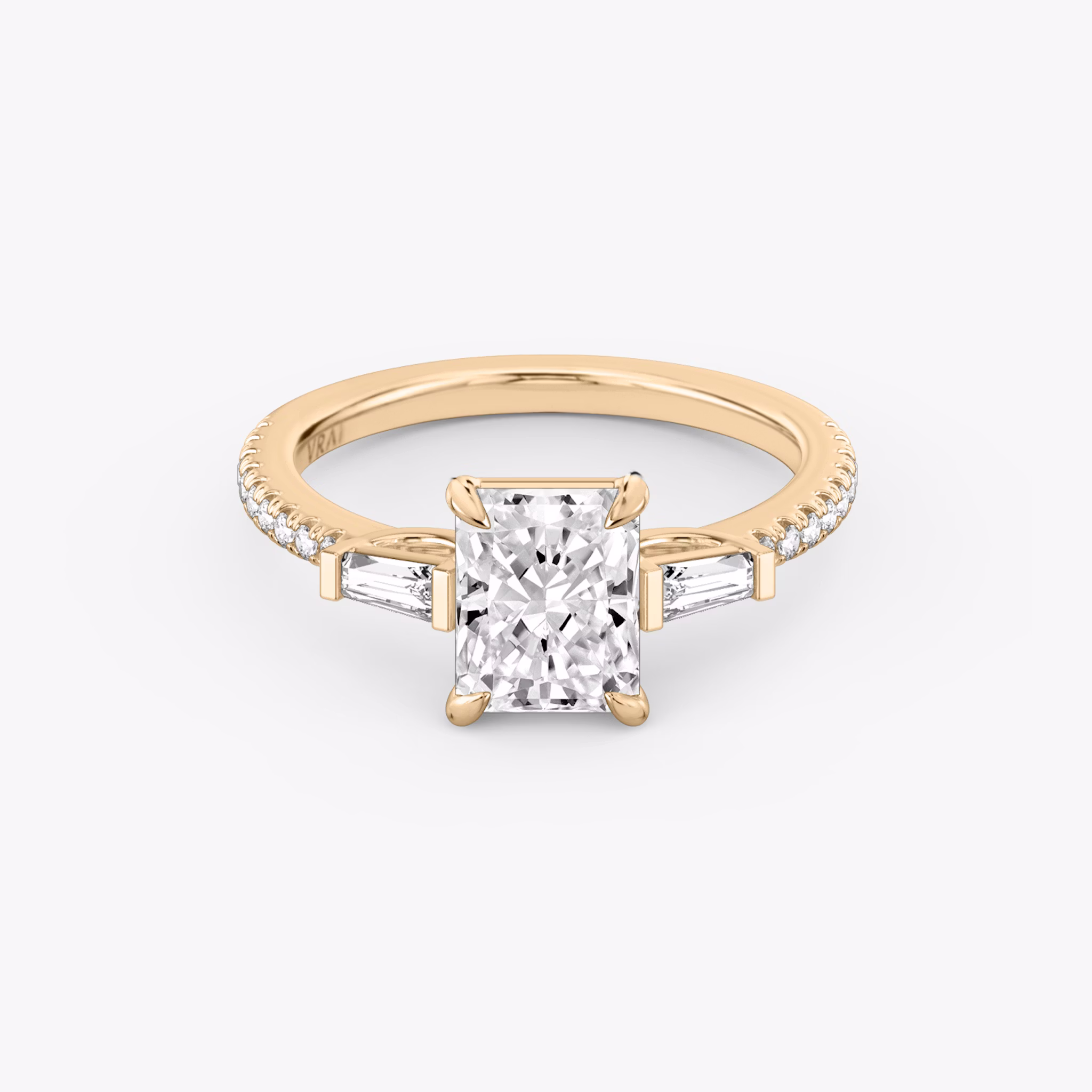 Three Stone | Radiant | 14k | Roségold | bandAccent: Mit Pavé-Besatz | sideStoneCarat: 0.10ct | sideStoneShape: Konisches Baguette | diamondOrientation: vertical | caratWeight: other