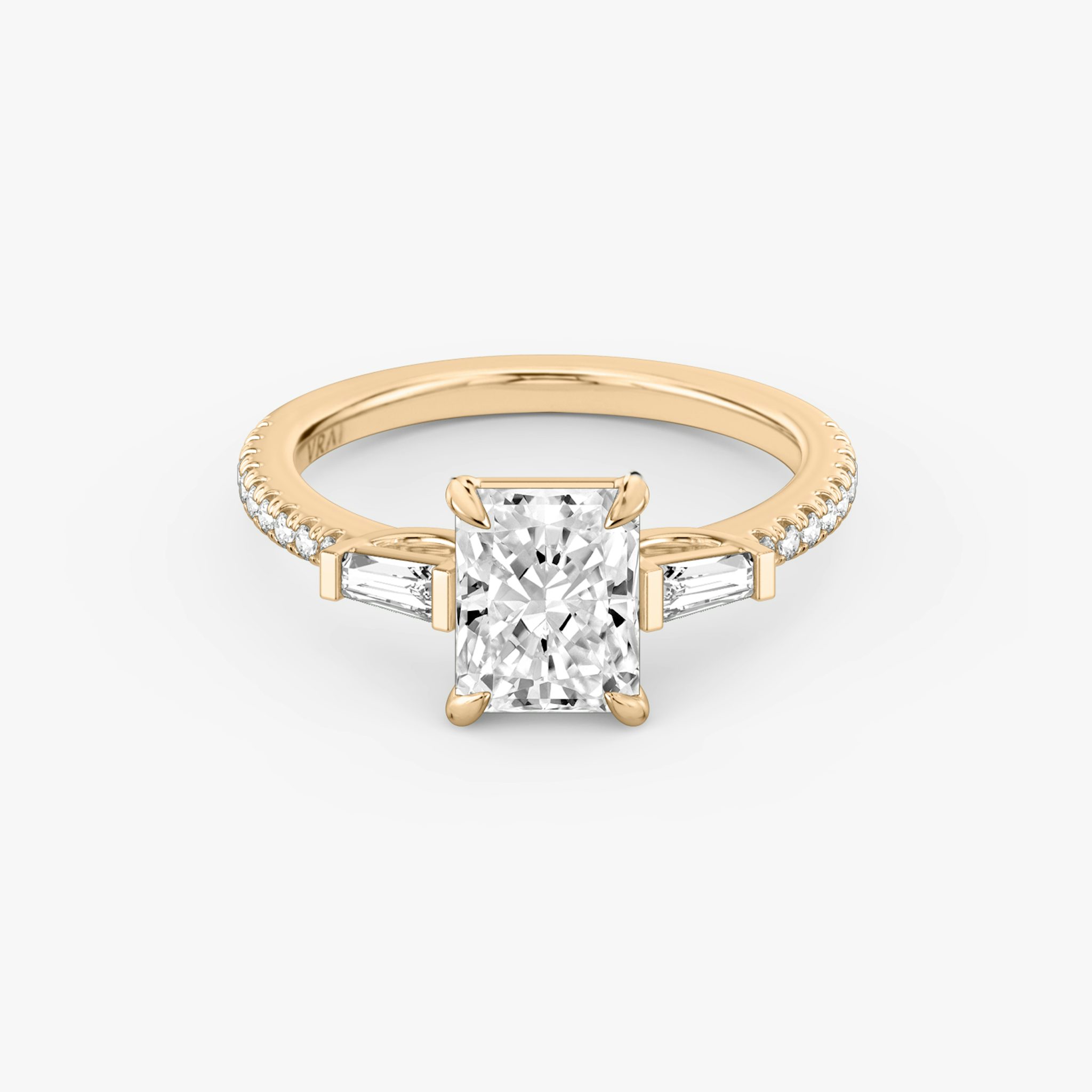 Three Stone | Radiant | 14k | Roségold | bandAccent: Mit Pavé-Besatz | sideStoneCarat: 0.10ct | sideStoneShape: Konisches Baguette | diamondOrientation: vertical | caratWeight: other