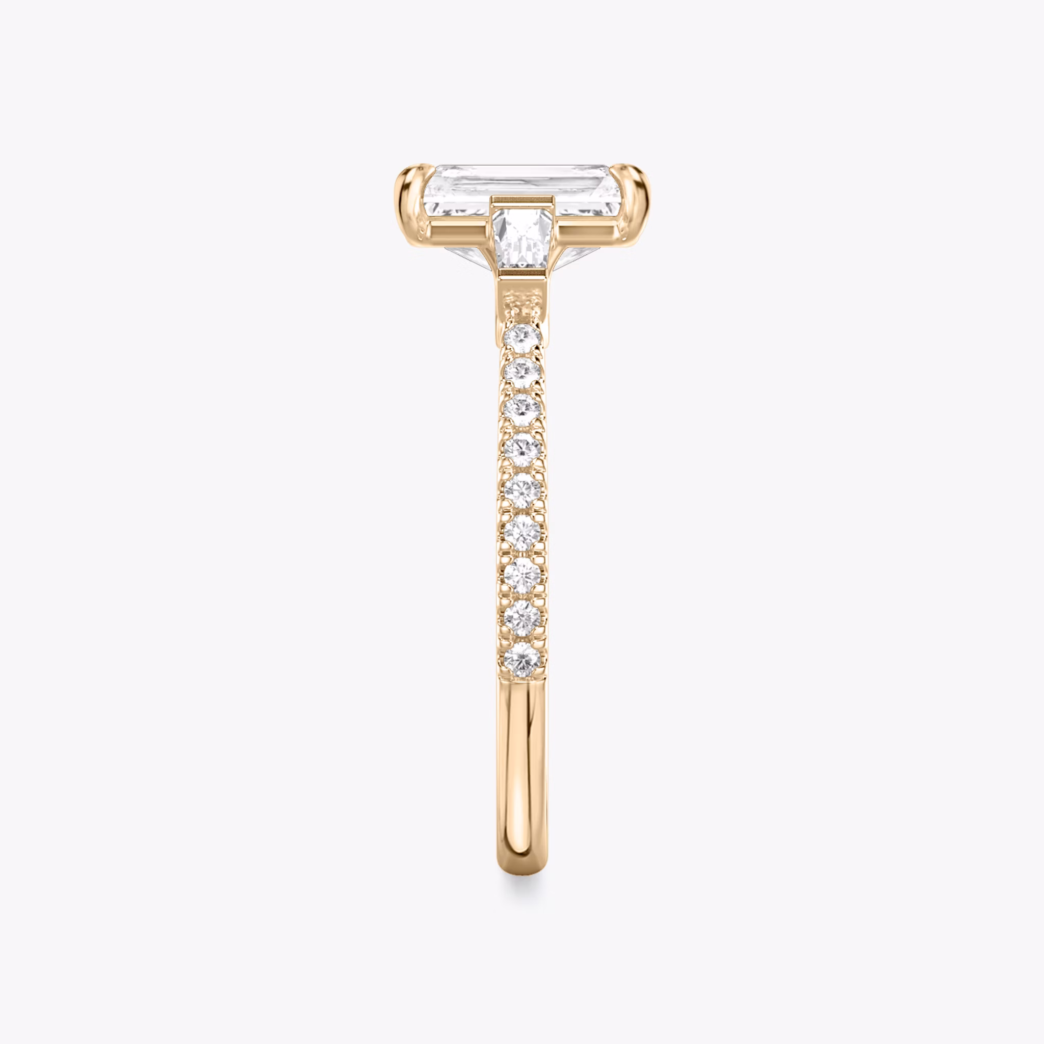 Three Stone | Radiant | 14k | Roségold | bandAccent: Mit Pavé-Besatz | sideStoneCarat: 0.10ct | sideStoneShape: Konisches Baguette | diamondOrientation: vertical | caratWeight: other