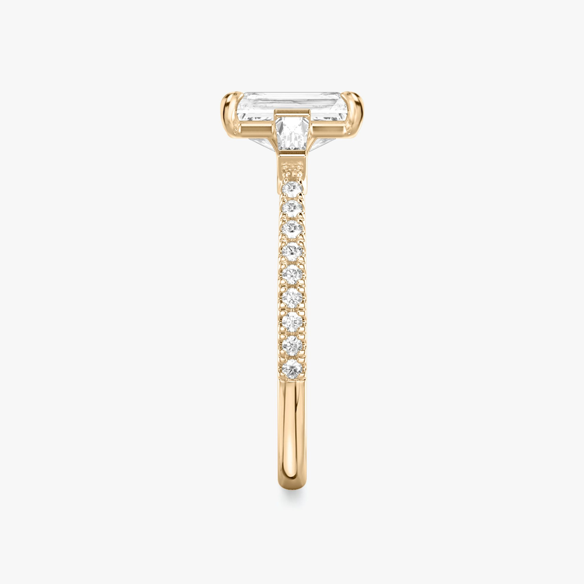 Three Stone | Radiant | 14k | Roségold | bandAccent: Mit Pavé-Besatz | sideStoneCarat: 0.10ct | sideStoneShape: Konisches Baguette | diamondOrientation: vertical | caratWeight: other