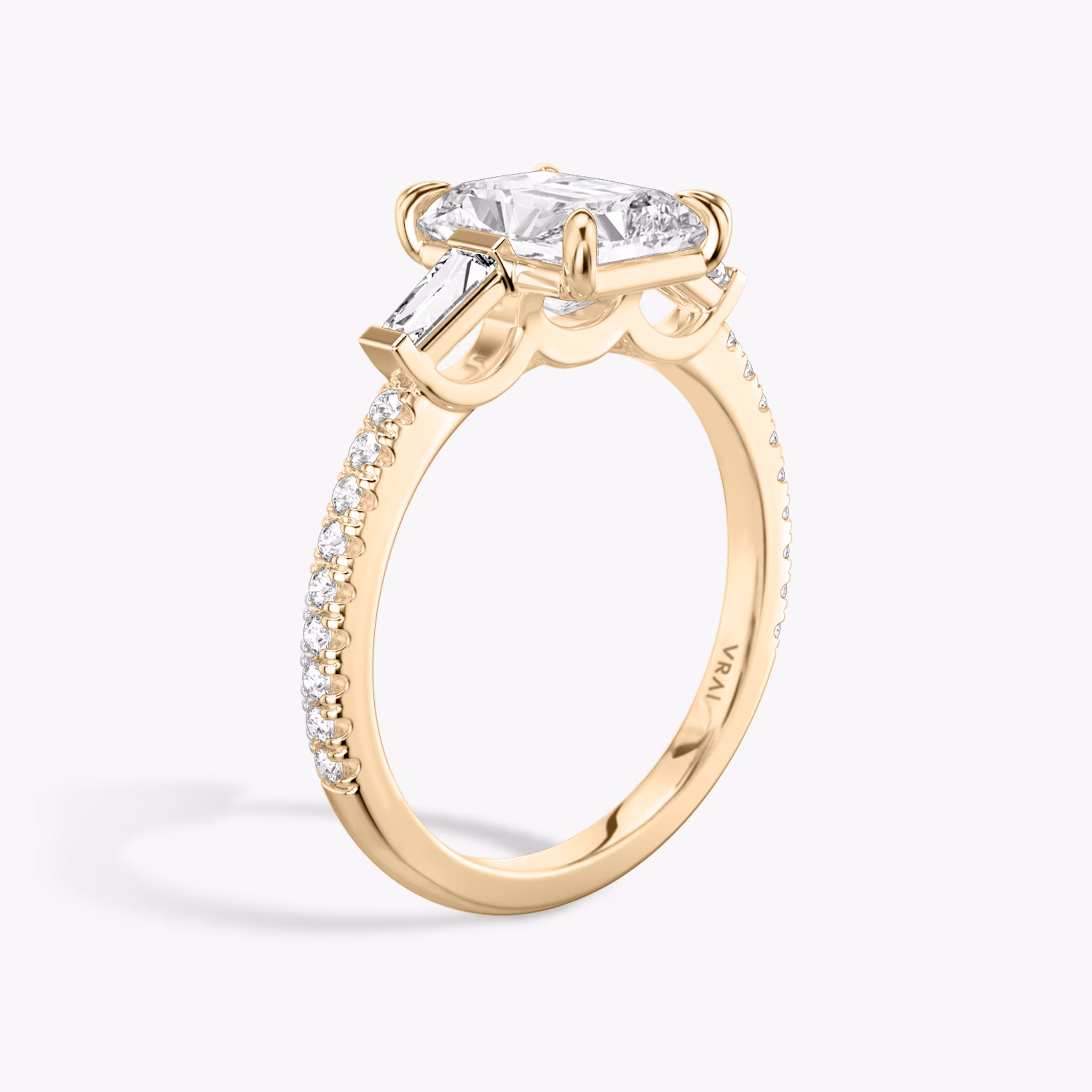 Three Stone | Radiant | 14k | Roségold | bandAccent: Mit Pavé-Besatz | sideStoneCarat: 0.10ct | sideStoneShape: Konisches Baguette | diamondOrientation: vertical | caratWeight: other