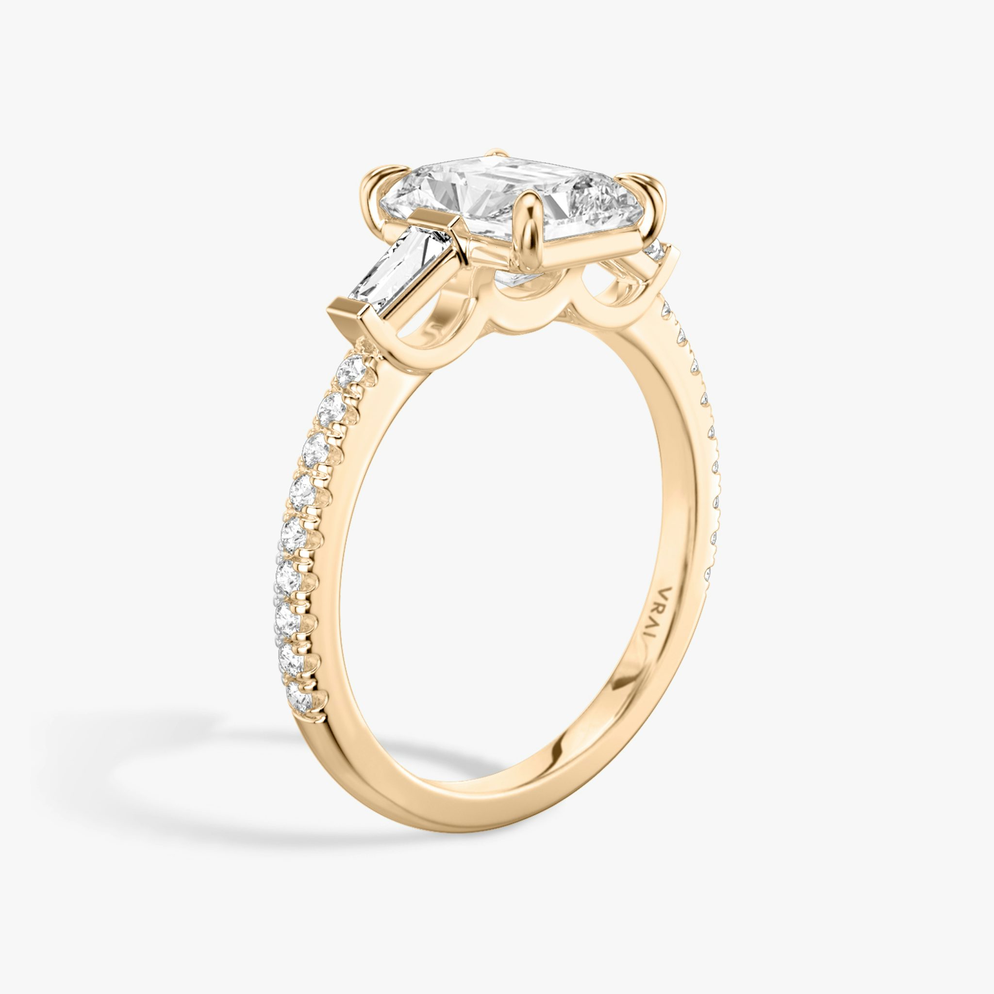 Three Stone | Radiant | 14k | Roségold | bandAccent: Mit Pavé-Besatz | sideStoneCarat: 0.10ct | sideStoneShape: Konisches Baguette | diamondOrientation: vertical | caratWeight: other