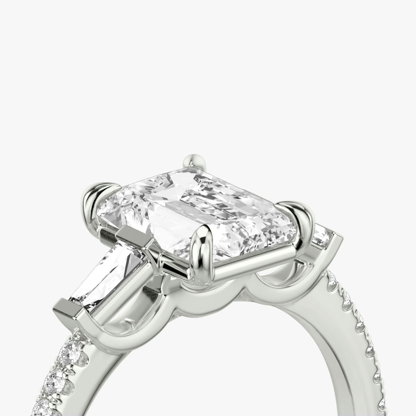 Three Stone | Radiant | 18k | Weißgold | bandAccent: Mit Pavé-Besatz | sideStoneCarat: 0.10ct | sideStoneShape: Konisches Baguette | diamondOrientation: vertical | caratWeight: other