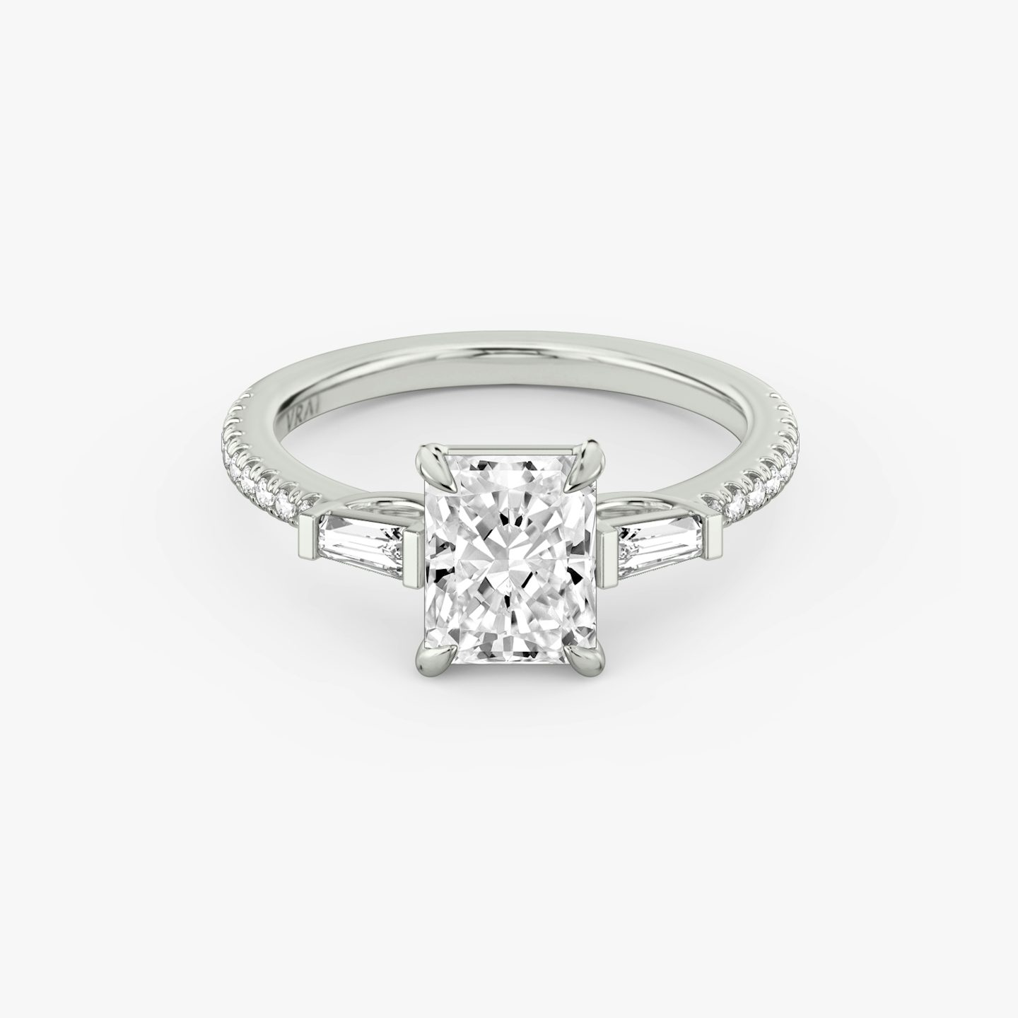 Three Stone | Radiant | 18k | Weißgold | bandAccent: Mit Pavé-Besatz | sideStoneCarat: 0.10ct | sideStoneShape: Konisches Baguette | diamondOrientation: vertical | caratWeight: other