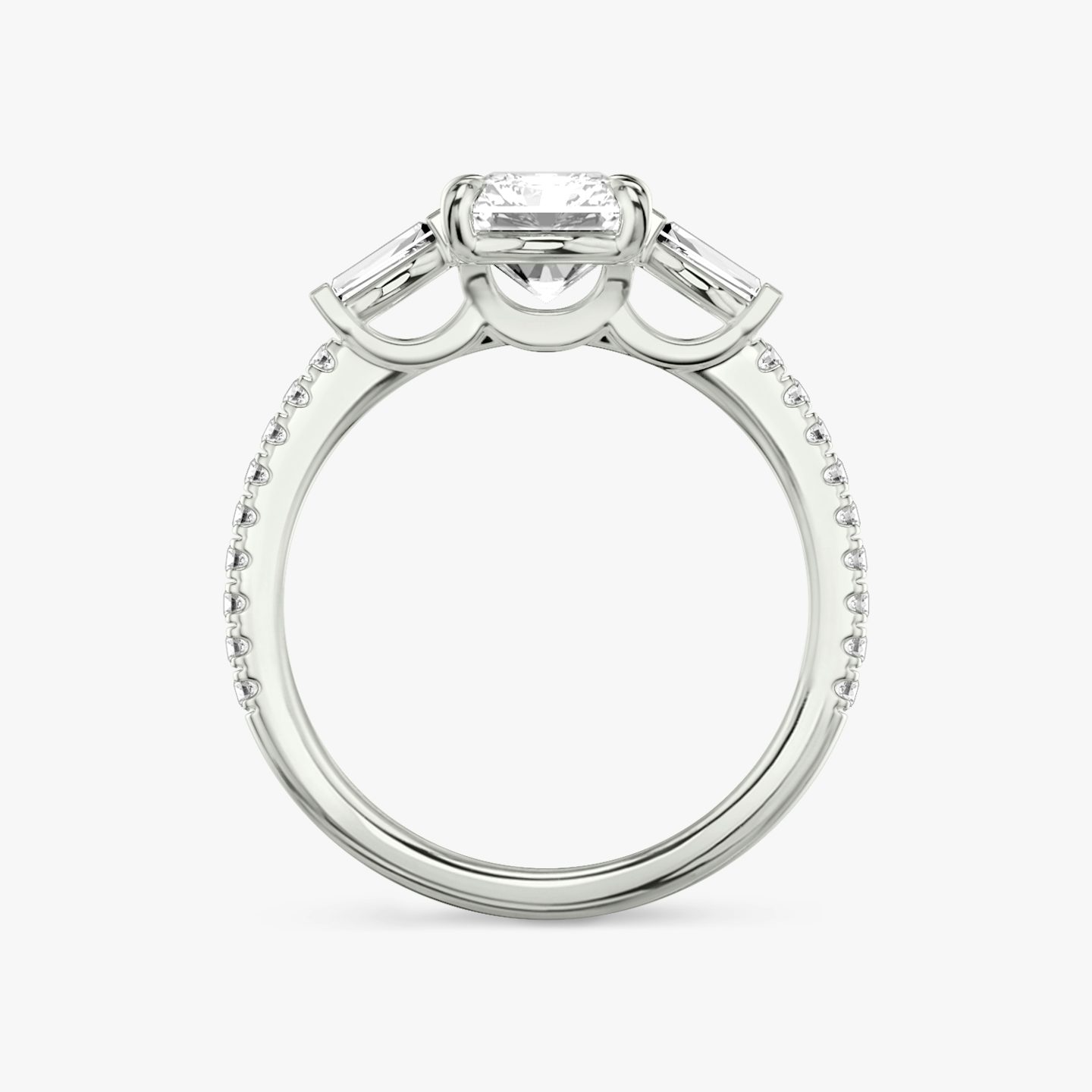 Three Stone | Radiant | 18k | Weißgold | bandAccent: Mit Pavé-Besatz | sideStoneCarat: 0.10ct | sideStoneShape: Konisches Baguette | diamondOrientation: vertical | caratWeight: other