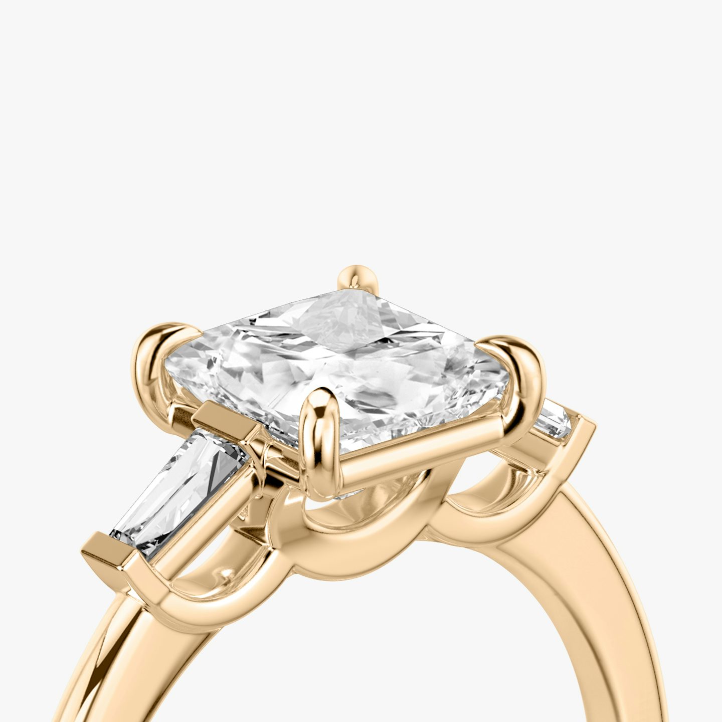 Anillo de compromiso Three Stone | Princesa | 14k | Oro rosa | bandAccent: Simple | sideStoneCarat: 0.10ct | sideStoneShape: Baguette Cónica | diamondOrientation: vertical | caratWeight: other