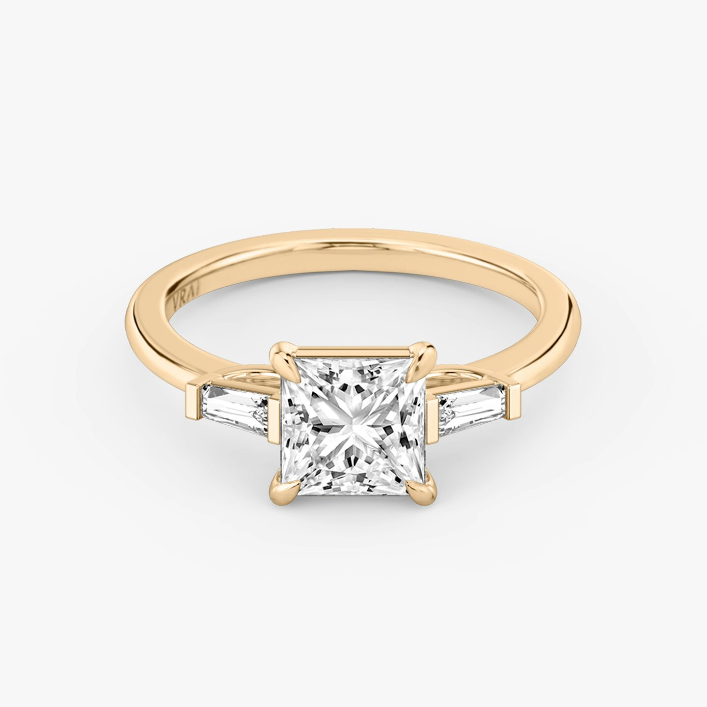 Anillo de compromiso Three Stone | Princesa | 14k | Oro rosa | bandAccent: Simple | sideStoneCarat: 0.10ct | sideStoneShape: Baguette Cónica | diamondOrientation: vertical | caratWeight: other
