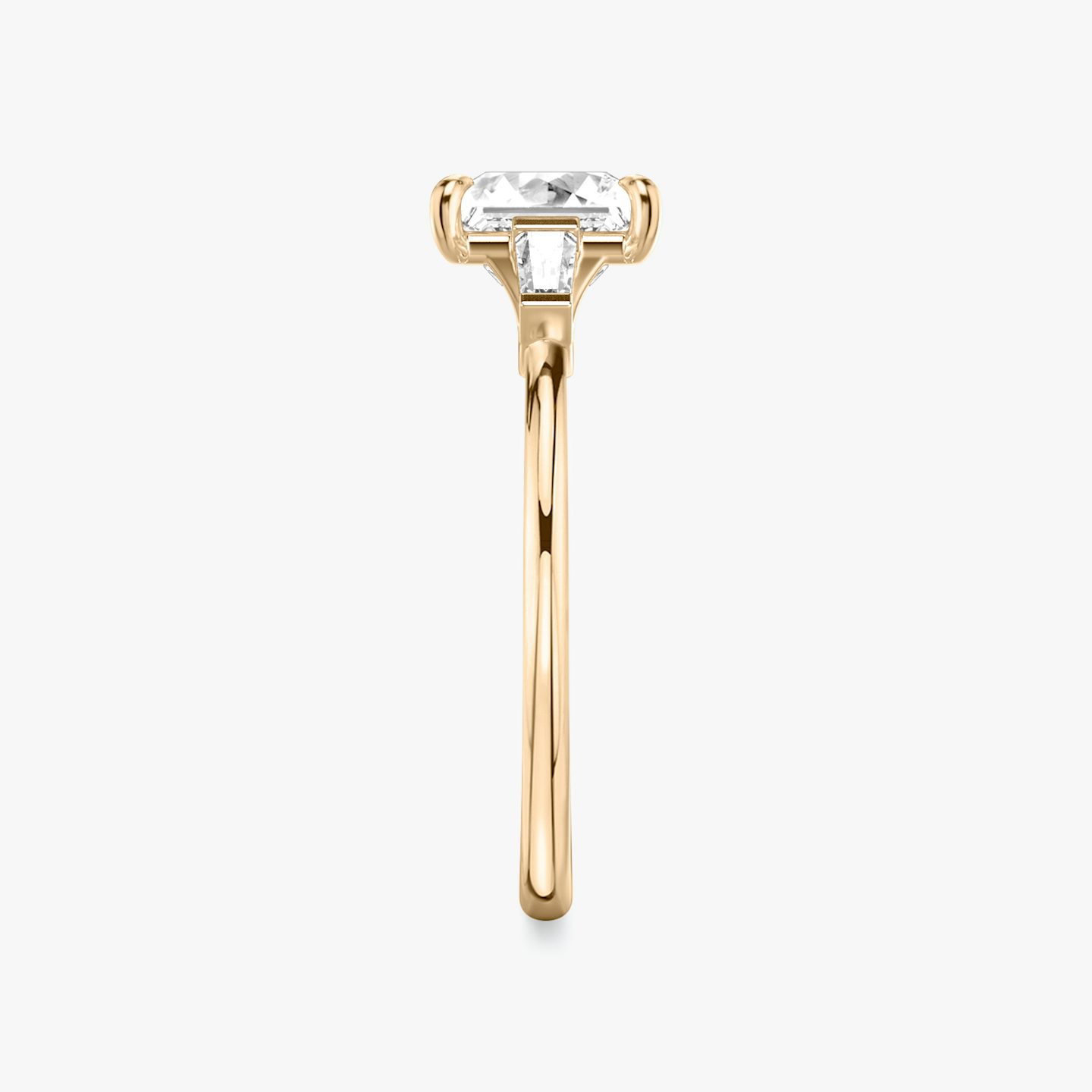 Anillo de compromiso Three Stone | Princesa | 14k | Oro rosa | bandAccent: Simple | sideStoneCarat: 0.10ct | sideStoneShape: Baguette Cónica | diamondOrientation: vertical | caratWeight: other