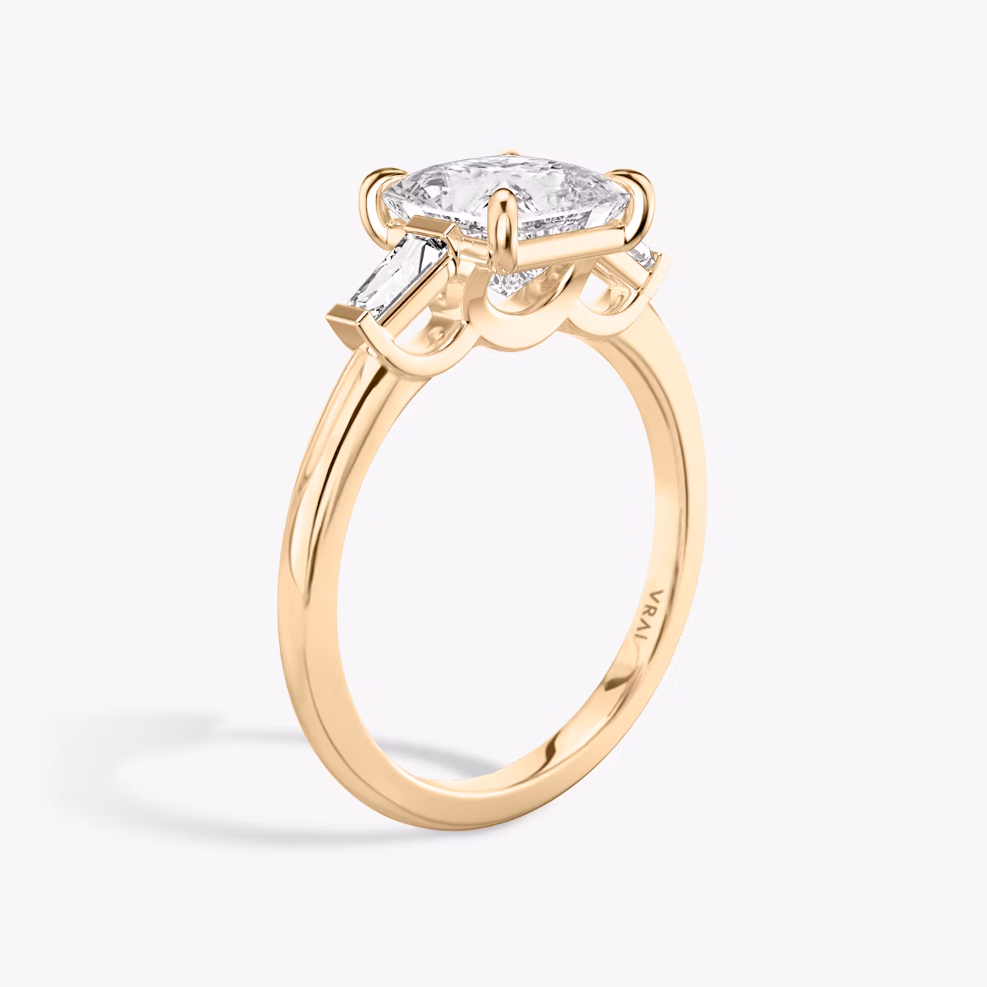 Anillo de compromiso Three Stone | Princesa | 14k | Oro rosa | bandAccent: Simple | sideStoneCarat: 0.10ct | sideStoneShape: Baguette Cónica | diamondOrientation: vertical | caratWeight: other