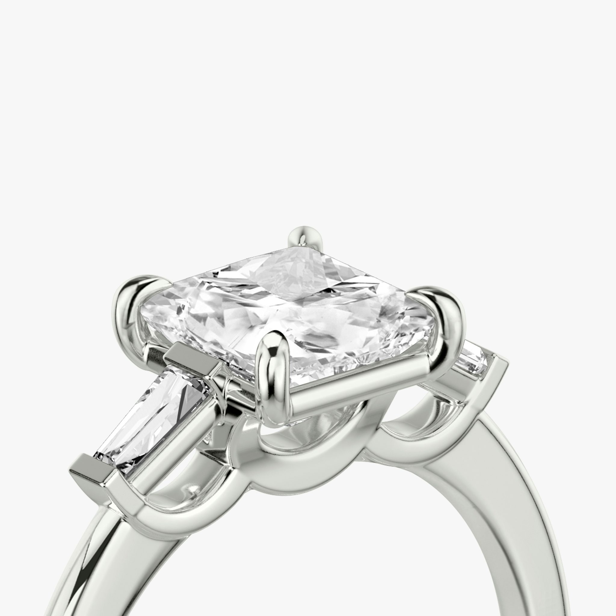 Three Stone | Princess | 18k | Weißgold | bandAccent: Ohne Pavé-Besatz | sideStoneCarat: 0.10ct | sideStoneShape: Konisches Baguette | diamondOrientation: vertical | caratWeight: other