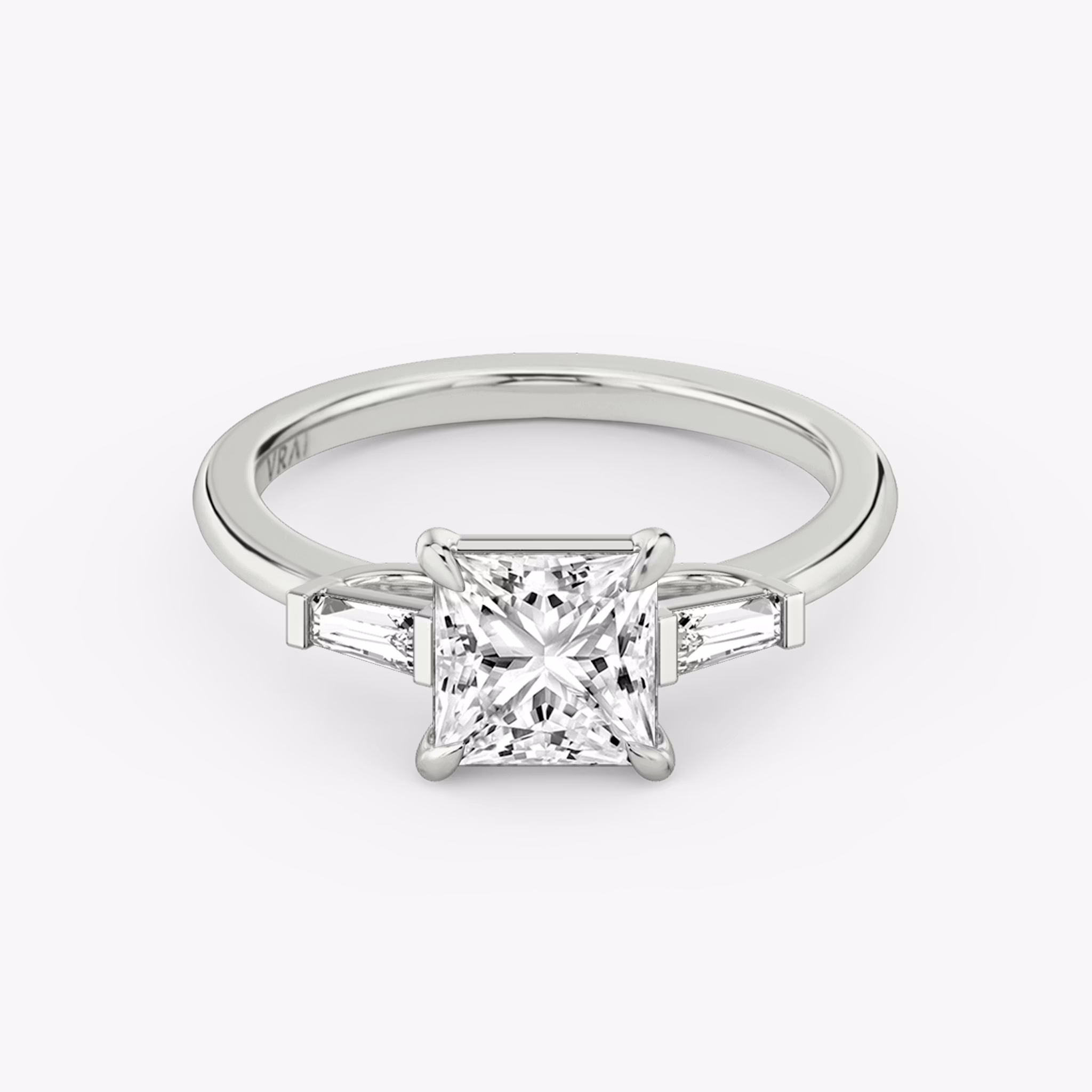 Three Stone | Princess | 18k | Weißgold | bandAccent: Ohne Pavé-Besatz | sideStoneCarat: 0.10ct | sideStoneShape: Konisches Baguette | diamondOrientation: vertical | caratWeight: other