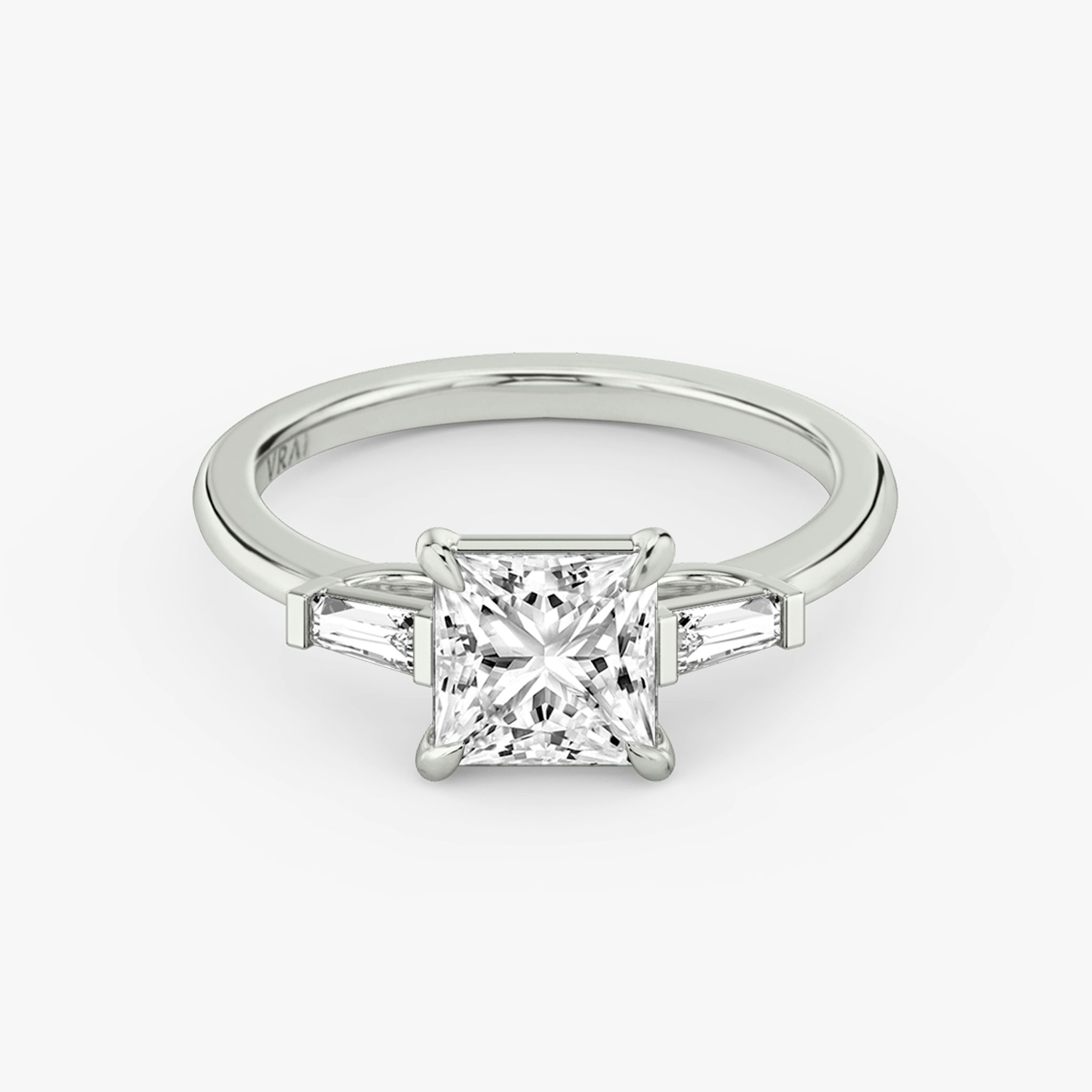 Three Stone | Princess | 18k | Weißgold | bandAccent: Ohne Pavé-Besatz | sideStoneCarat: 0.10ct | sideStoneShape: Konisches Baguette | diamondOrientation: vertical | caratWeight: other