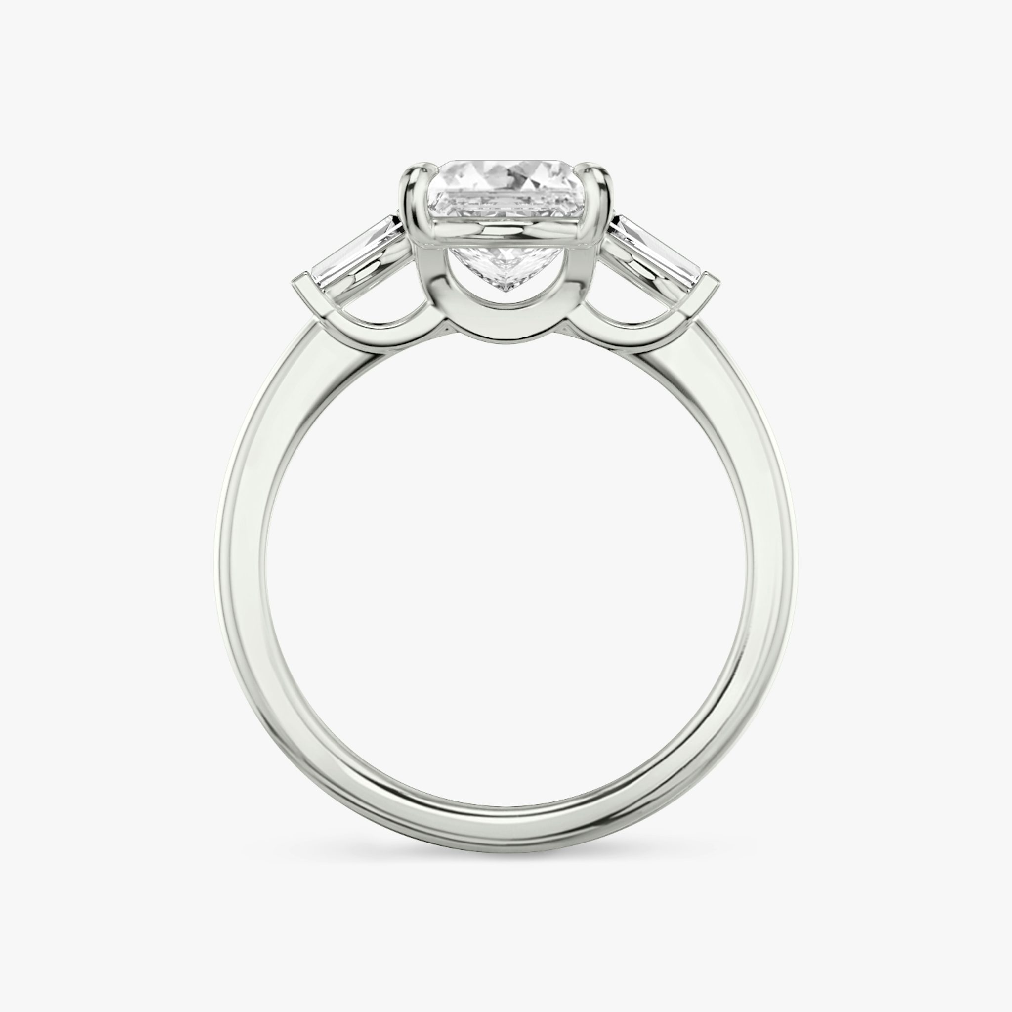 Three Stone | Princess | 18k | Weißgold | bandAccent: Ohne Pavé-Besatz | sideStoneCarat: 0.10ct | sideStoneShape: Konisches Baguette | diamondOrientation: vertical | caratWeight: other