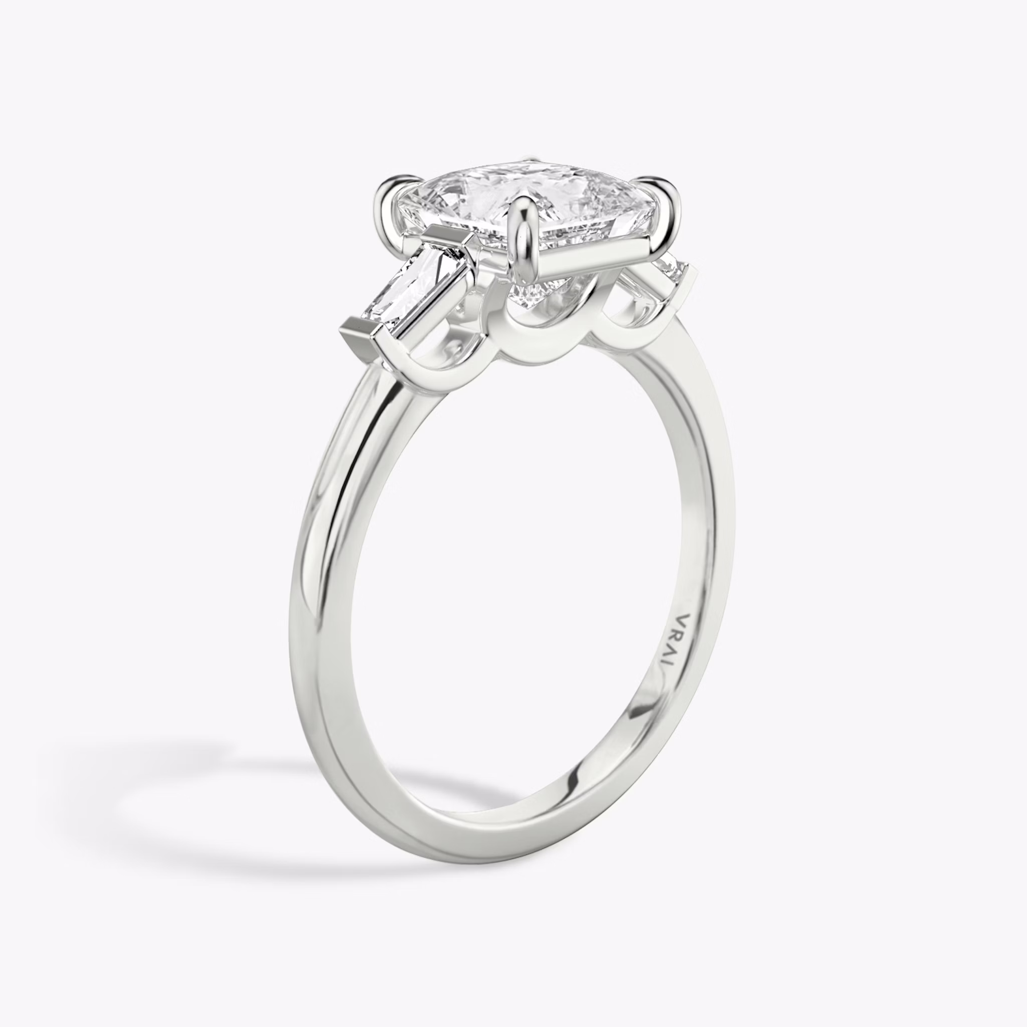 Three Stone | Princess | 18k | Weißgold | bandAccent: Ohne Pavé-Besatz | sideStoneCarat: 0.10ct | sideStoneShape: Konisches Baguette | diamondOrientation: vertical | caratWeight: other