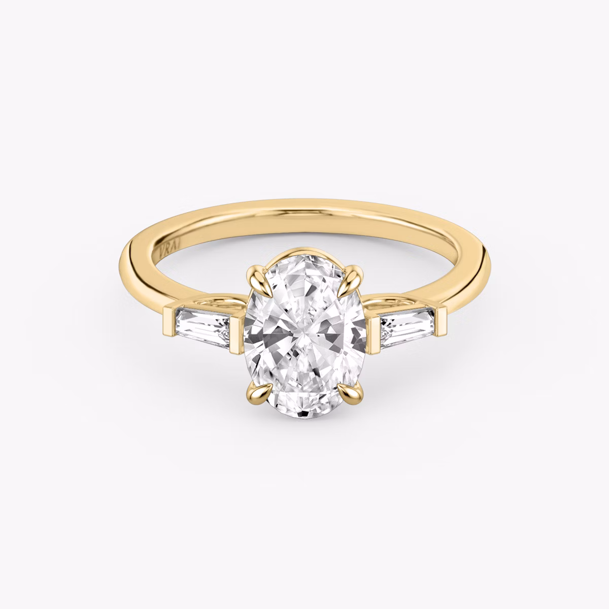 Three Stone | Oval | 18k | Gelbgold | bandAccent: Ohne Pavé-Besatz | sideStoneCarat: 0.10ct | sideStoneShape: Konisches Baguette | diamondOrientation: vertical | caratWeight: other