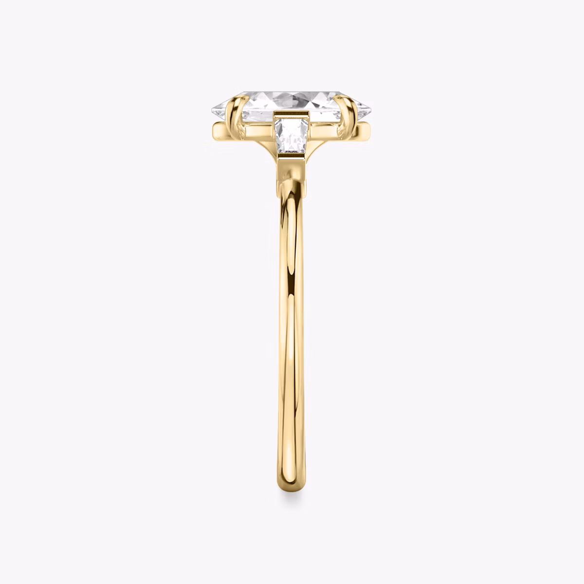 Three Stone | Oval | 18k | Gelbgold | bandAccent: Ohne Pavé-Besatz | sideStoneCarat: 0.10ct | sideStoneShape: Konisches Baguette | diamondOrientation: vertical | caratWeight: other