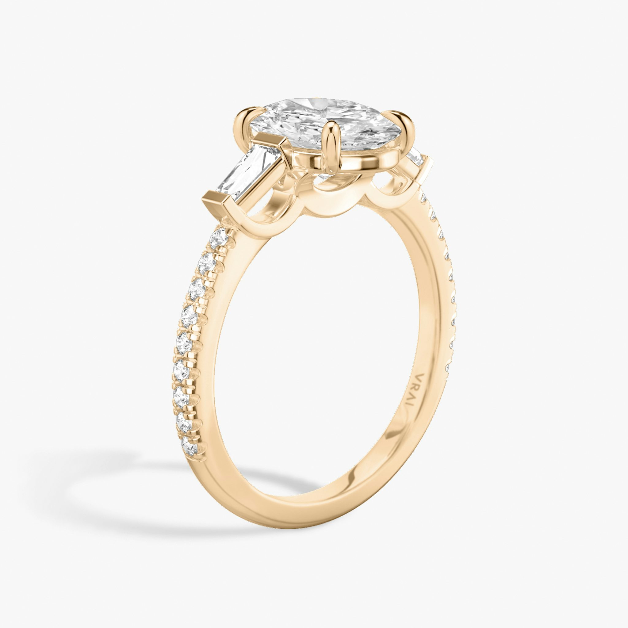 Three Stone | Oval | 14k | Roségold | bandAccent: Mit Pavé-Besatz | sideStoneCarat: 0.10ct | sideStoneShape: Konisches Baguette | diamondOrientation: vertical | caratWeight: other