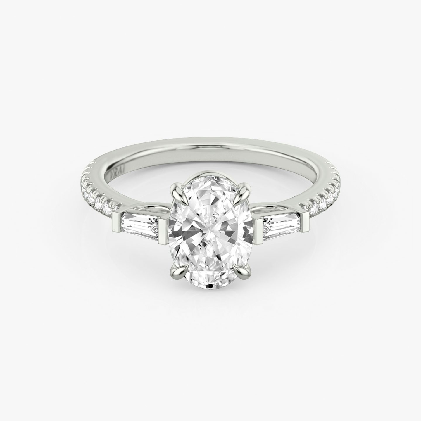 Three Stone | Oval | 18k | Weißgold | bandAccent: Mit Pavé-Besatz | sideStoneCarat: 0.10ct | sideStoneShape: Konisches Baguette | diamondOrientation: vertical | caratWeight: other