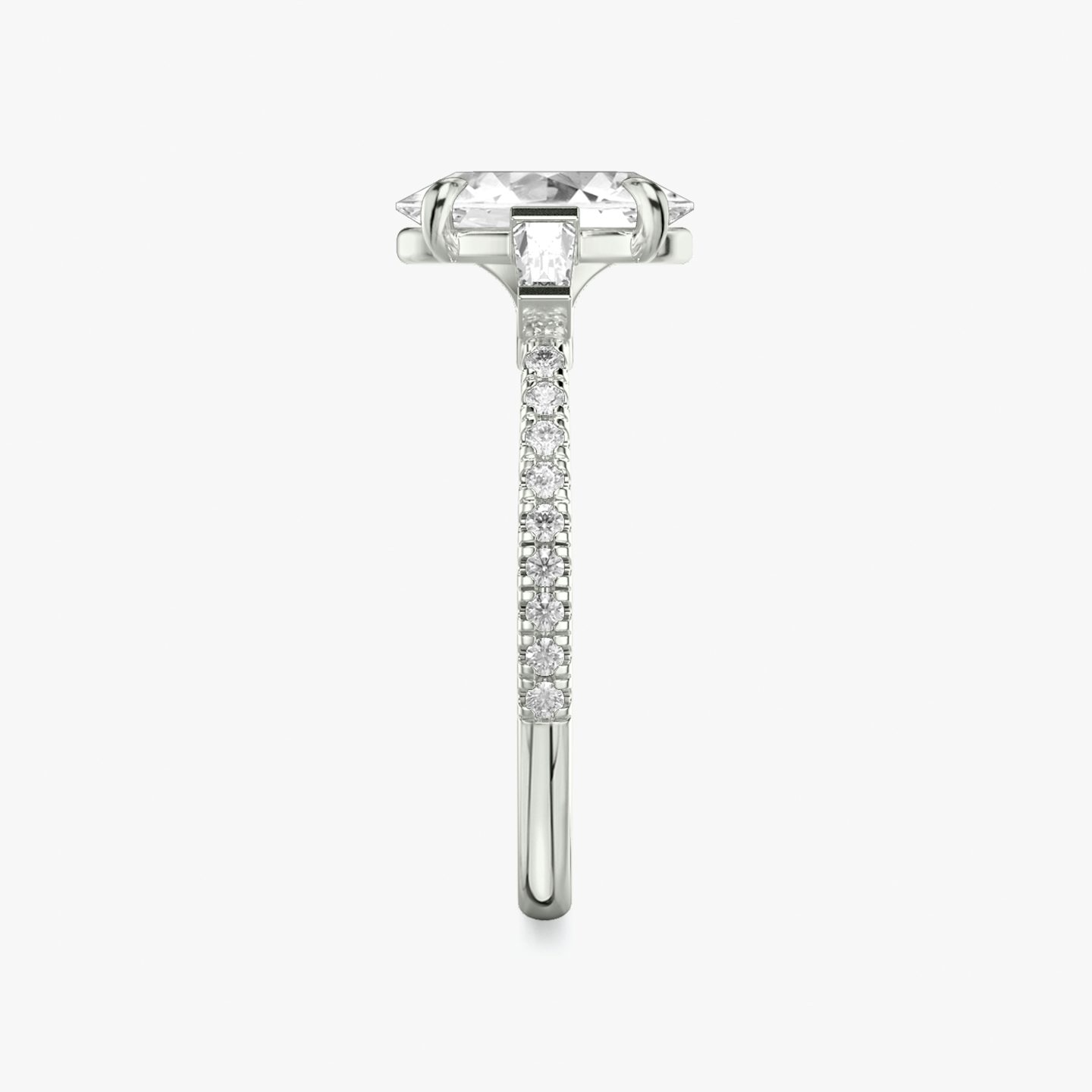 Three Stone | Oval | 18k | Weißgold | bandAccent: Mit Pavé-Besatz | sideStoneCarat: 0.10ct | sideStoneShape: Konisches Baguette | diamondOrientation: vertical | caratWeight: other