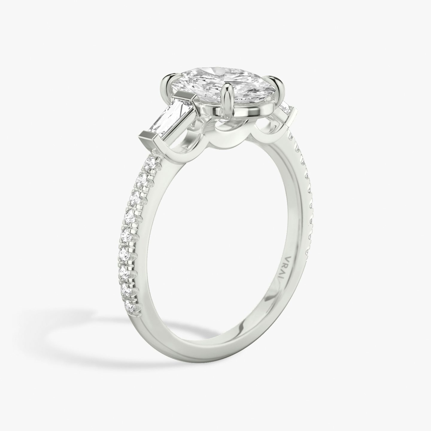 Three Stone | Oval | 18k | Weißgold | bandAccent: Mit Pavé-Besatz | sideStoneCarat: 0.10ct | sideStoneShape: Konisches Baguette | diamondOrientation: vertical | caratWeight: other