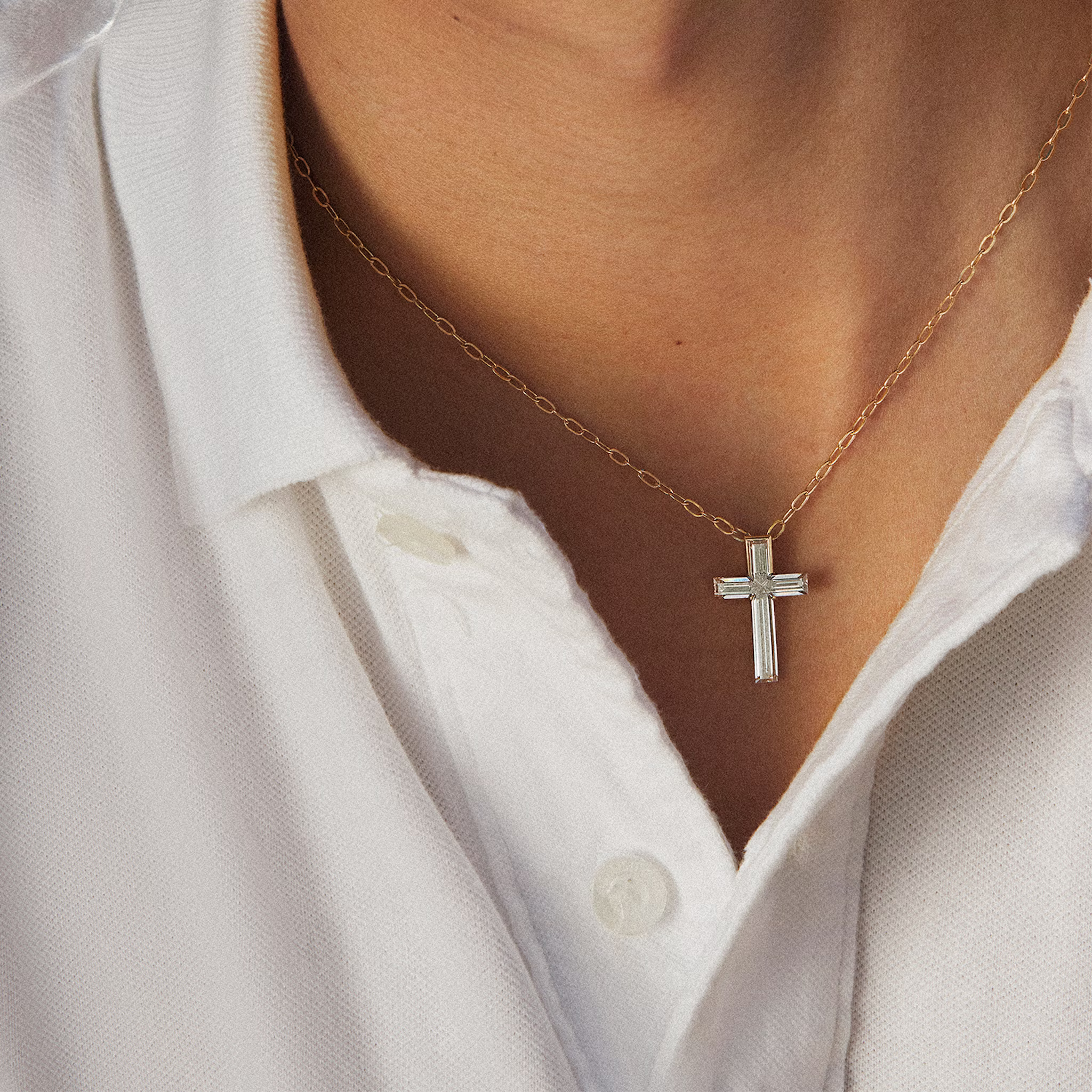 VRAI Solitaire Cross | cross | 18k | Yellow Gold | stoneSetting: semi-bezel | chainLength: 18-20