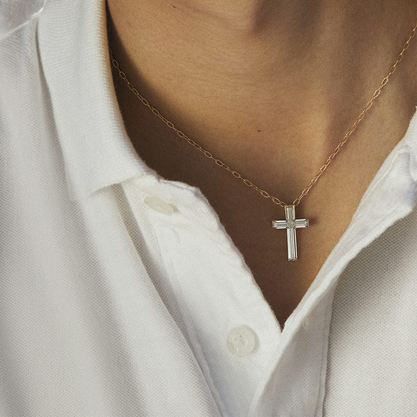 VRAI Solitaire Cross | cross | 18k | White Gold | stoneSetting: semi-bezel | chainLength: 18-20