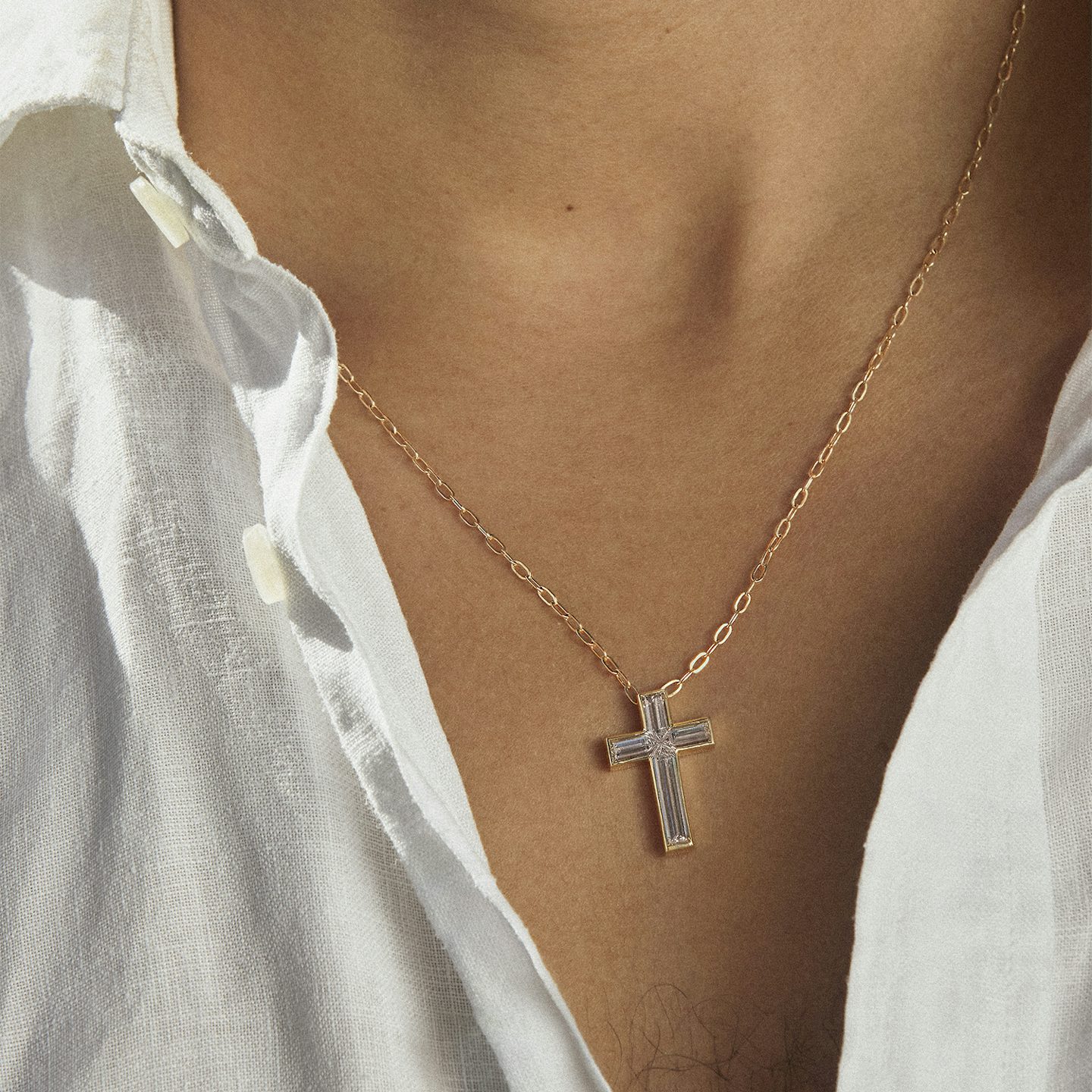 VRAI Solitaire Cross | cross | 18k | White Gold | stoneSetting: full-bezel | chainLength: 18-20