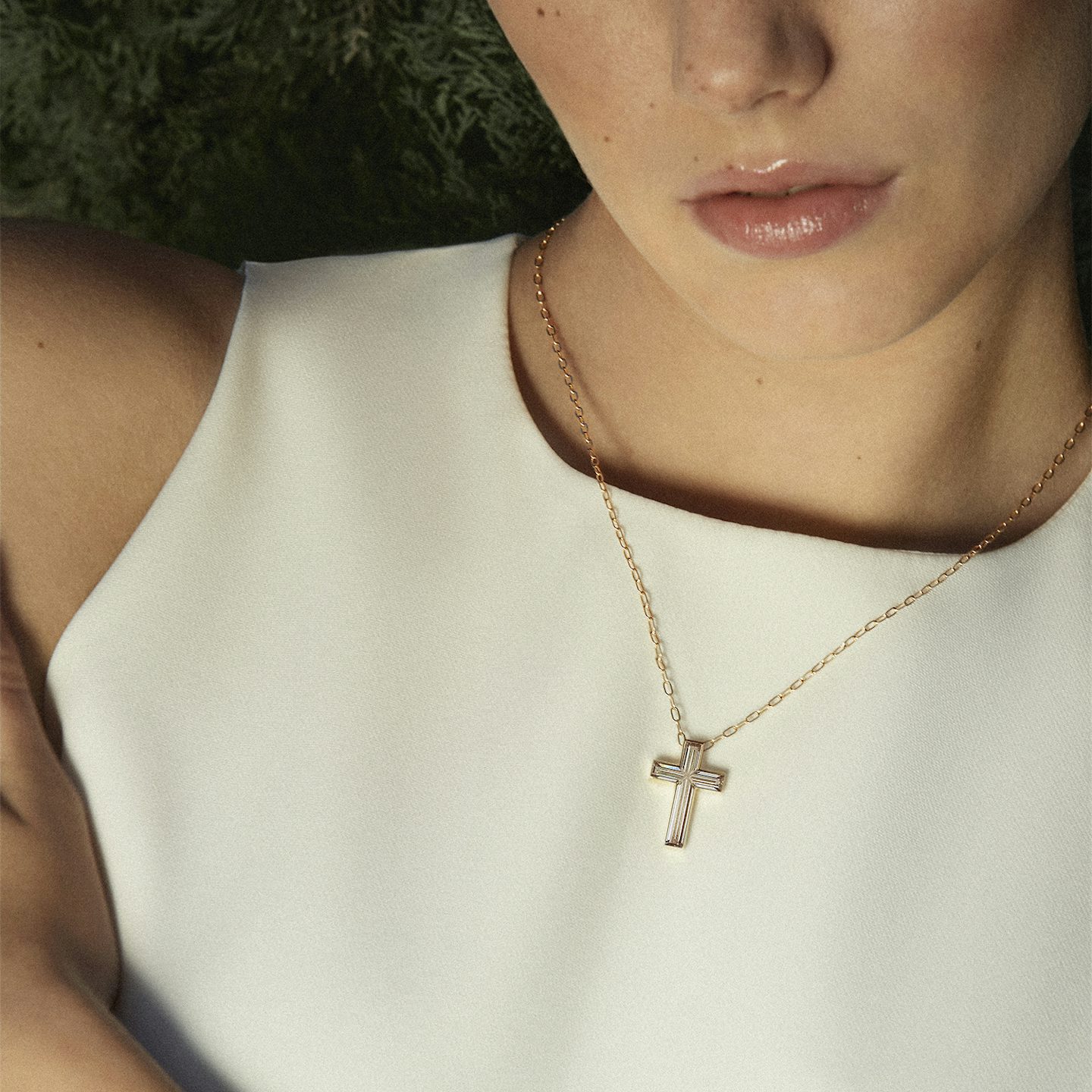 VRAI Solitaire Cross | cross | 18k | White Gold | stoneSetting: semi-bezel | chainLength: 18-20