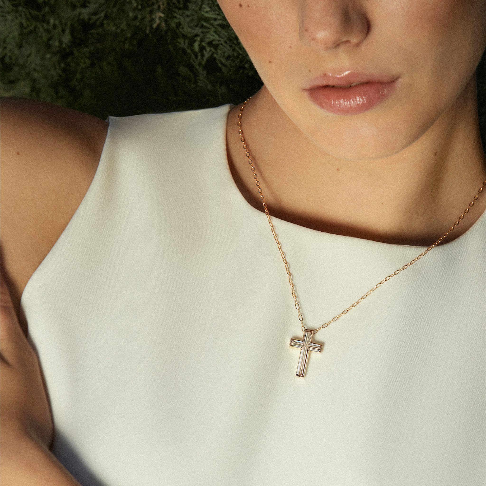 VRAI Solitaire Cross | cross | 18k | Yellow Gold | stoneSetting: semi-bezel | chainLength: 18-20