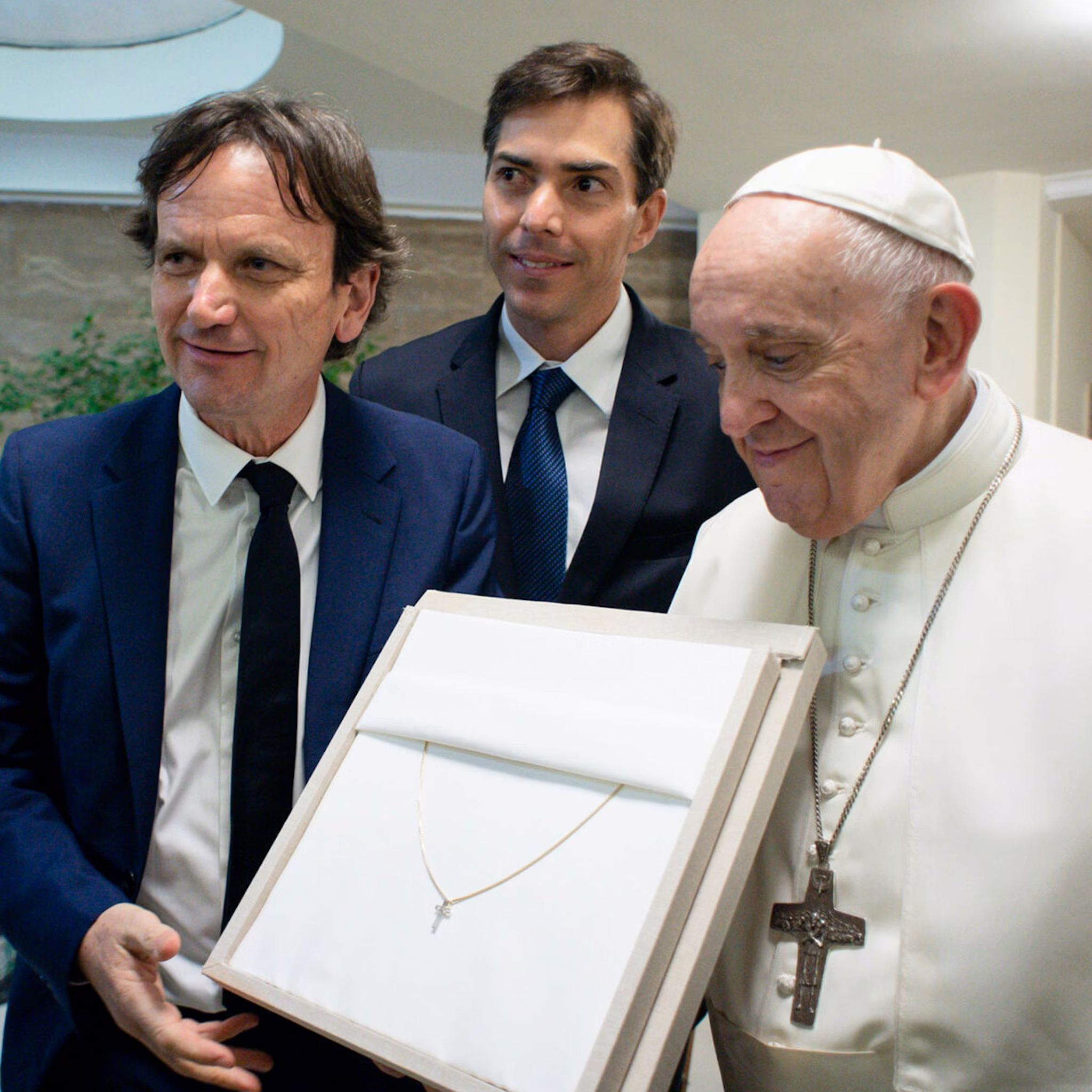 VRAI Solitaire Cross | cross | 18k | White Gold | stoneSetting: full-bezel | chainLength: 18-20