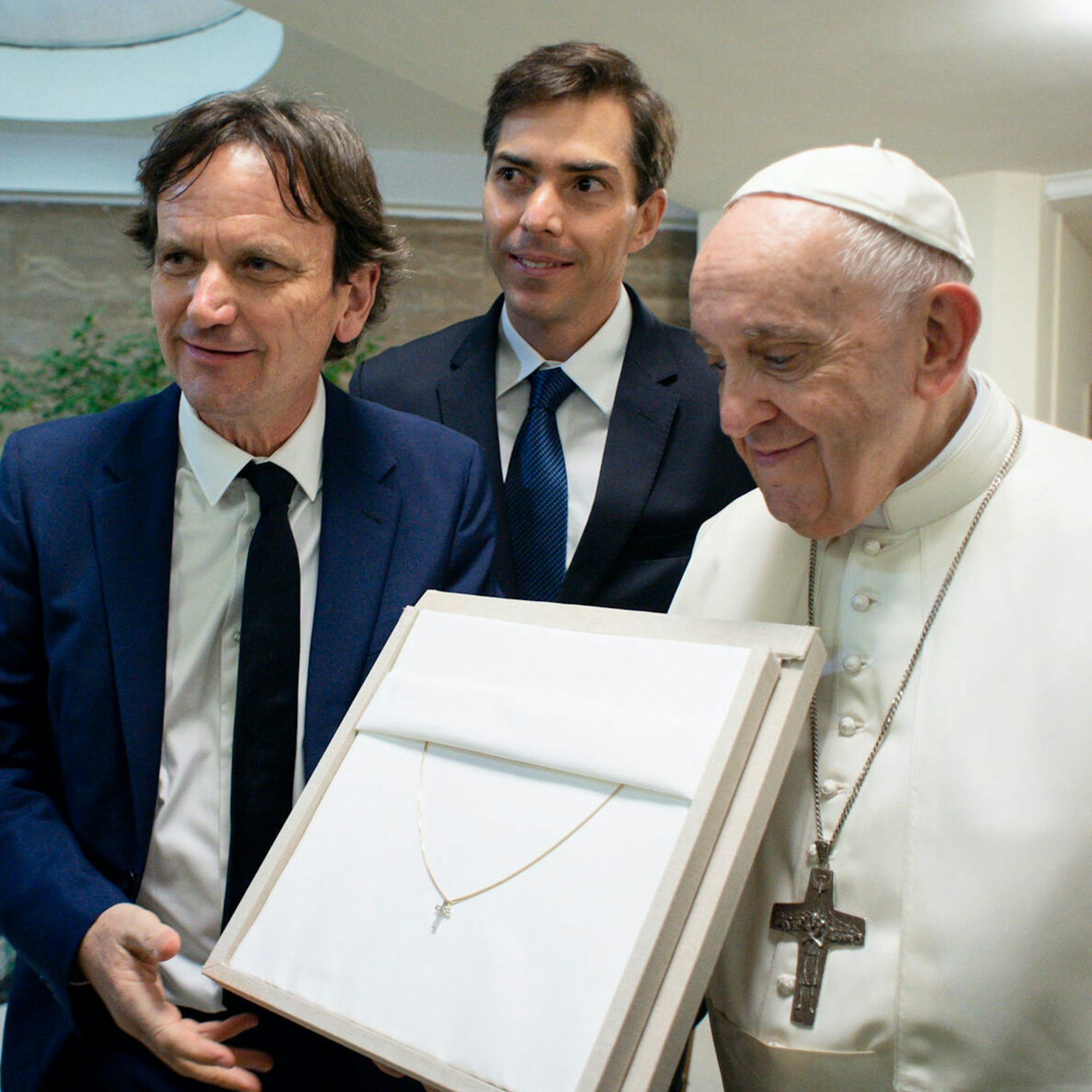 VRAI Solitaire Cross | cross | 18k | White Gold | stoneSetting: full-bezel | chainLength: 18-20