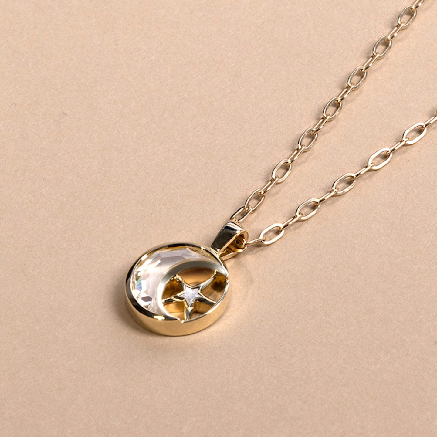 VRAI Solitaire Moon Pendant | 18k | Yellow Gold | chainLength: 18-20