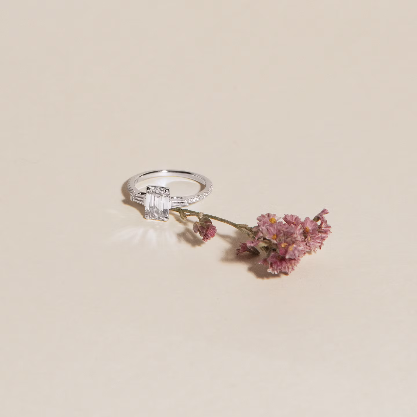 Three Stone | Emerald | 14k | Roségold | bandAccent: Ohne Pavé-Besatz | sideStoneCarat: 0.10ct | sideStoneShape: Konisches Baguette | diamondOrientation: vertical | caratWeight: other