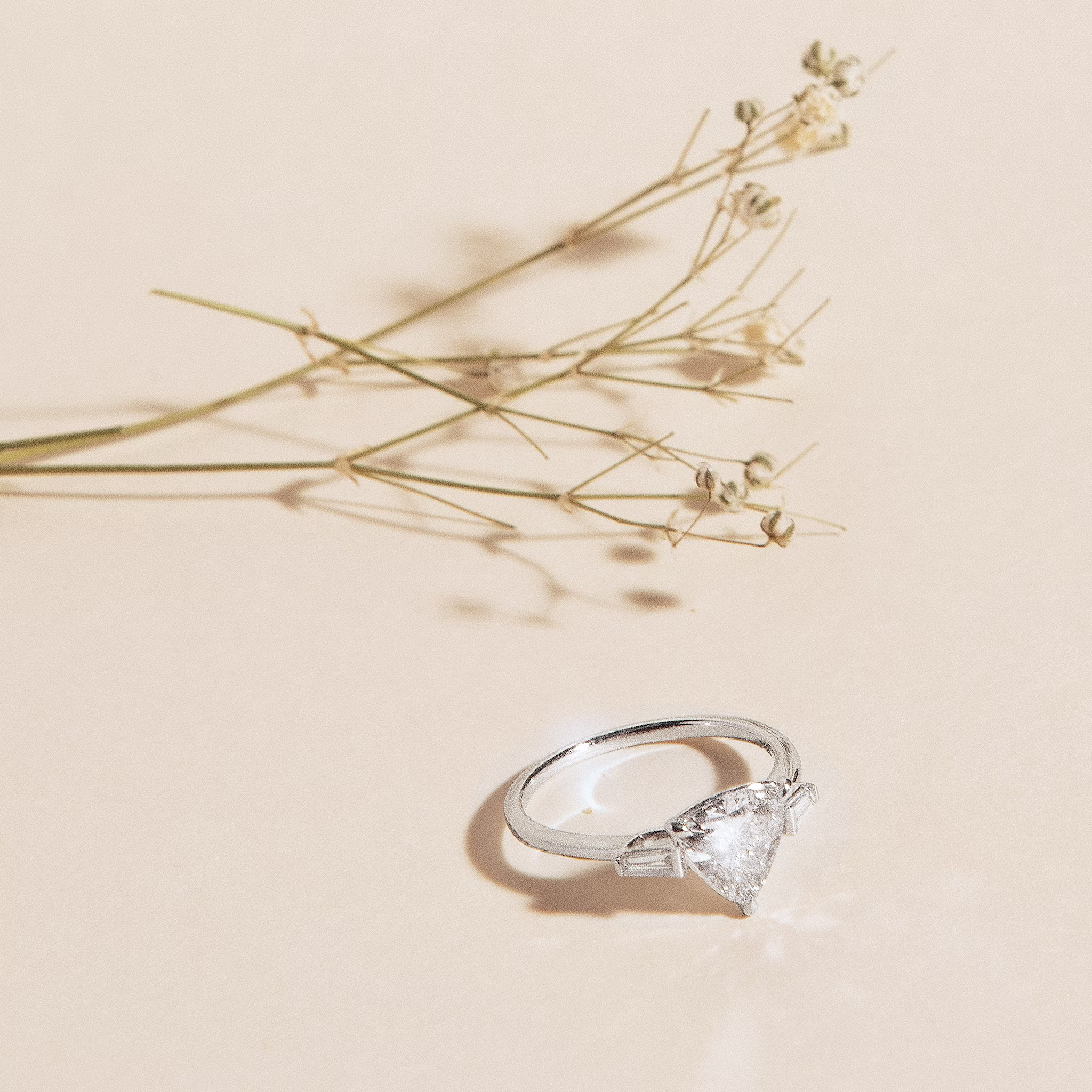 Three Stone | Trillant | 14k | Roségold | bandAccent: Ohne Pavé-Besatz | sideStoneCarat: 0.10ct | sideStoneShape: Konisches Baguette | diamondOrientation: vertical | caratWeight: other