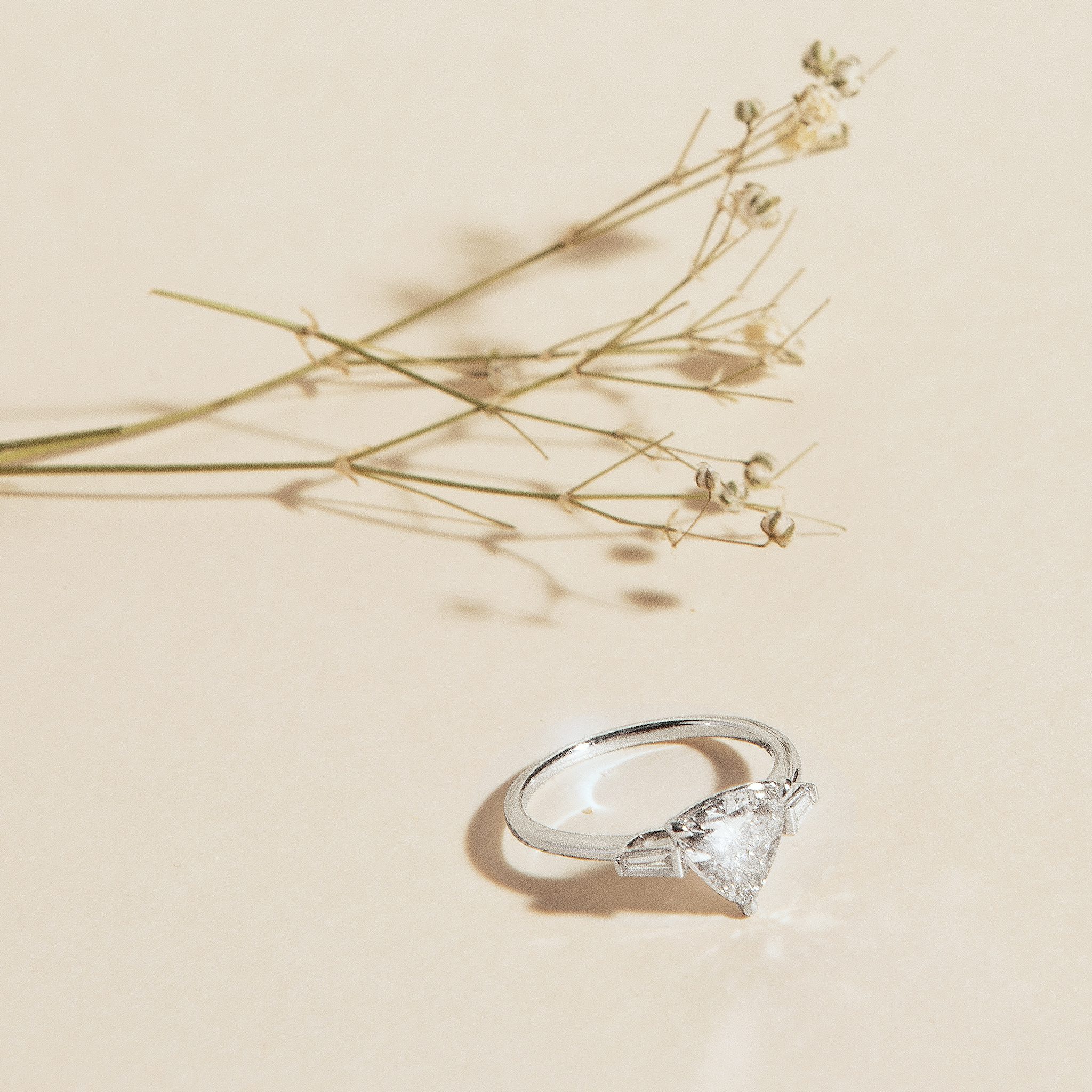 Three Stone | Trillant | 14k | Roségold | bandAccent: Ohne Pavé-Besatz | sideStoneCarat: 0.10ct | sideStoneShape: Konisches Baguette | diamondOrientation: vertical | caratWeight: other