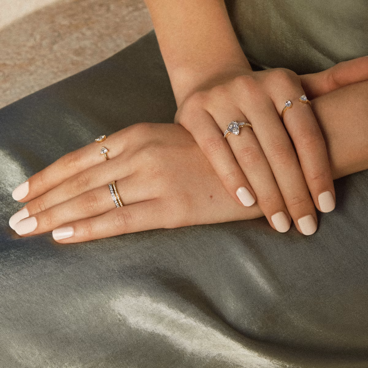 The Three Stone | Pear | 18k | Yellow Gold | bandAccent: Plain | sideStoneCarat: 0.10ct | sideStoneShape: Tapered Baguette | diamondOrientation: vertical | caratWeight: other