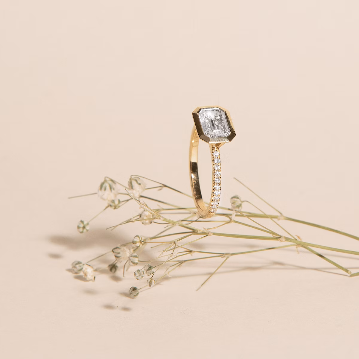 The Signature Bezel | Emerald | 14k | Rose Gold | bandAccent: Pavé | diamondOrientation: horizontal | caratWeight: other