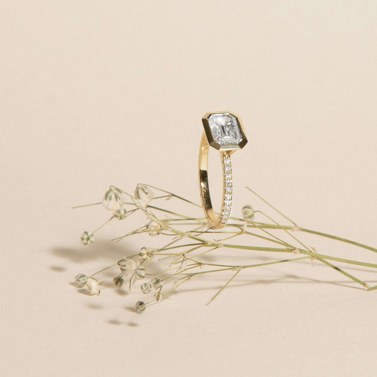 The Signature Bezel | Emerald | 18k | White Gold | bandAccent: Pavé | diamondOrientation: horizontal | caratWeight: other