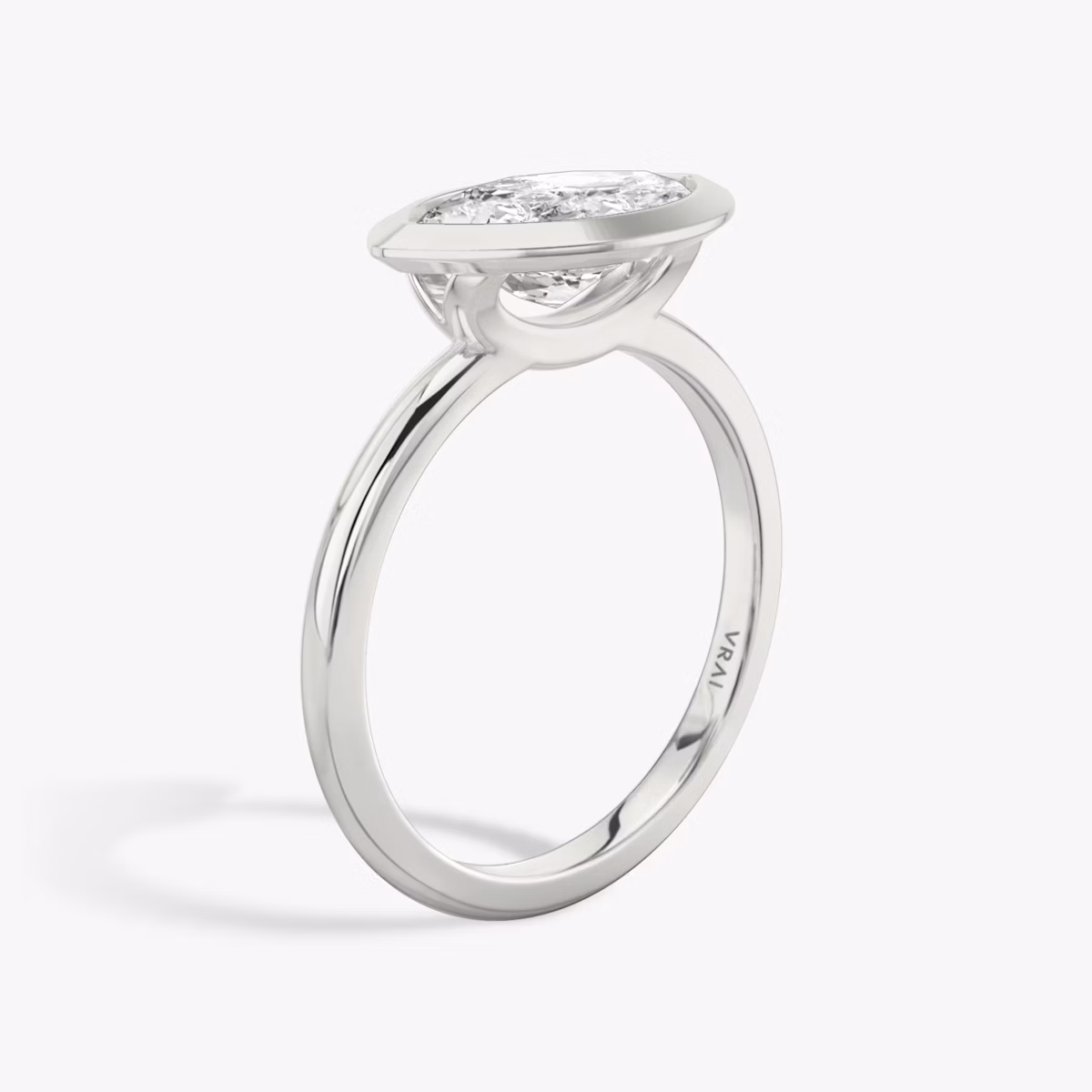 Anillo de compromiso Signature Bezel | Marquise | 18k | Oro blanco | bandAccent: Simple | diamondOrientation: horizontal | caratWeight: other