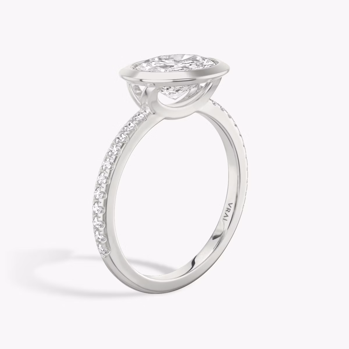 The Signature Bezel | Oval | Platinum | bandAccent: Pavé | diamondOrientation: horizontal | caratWeight: other