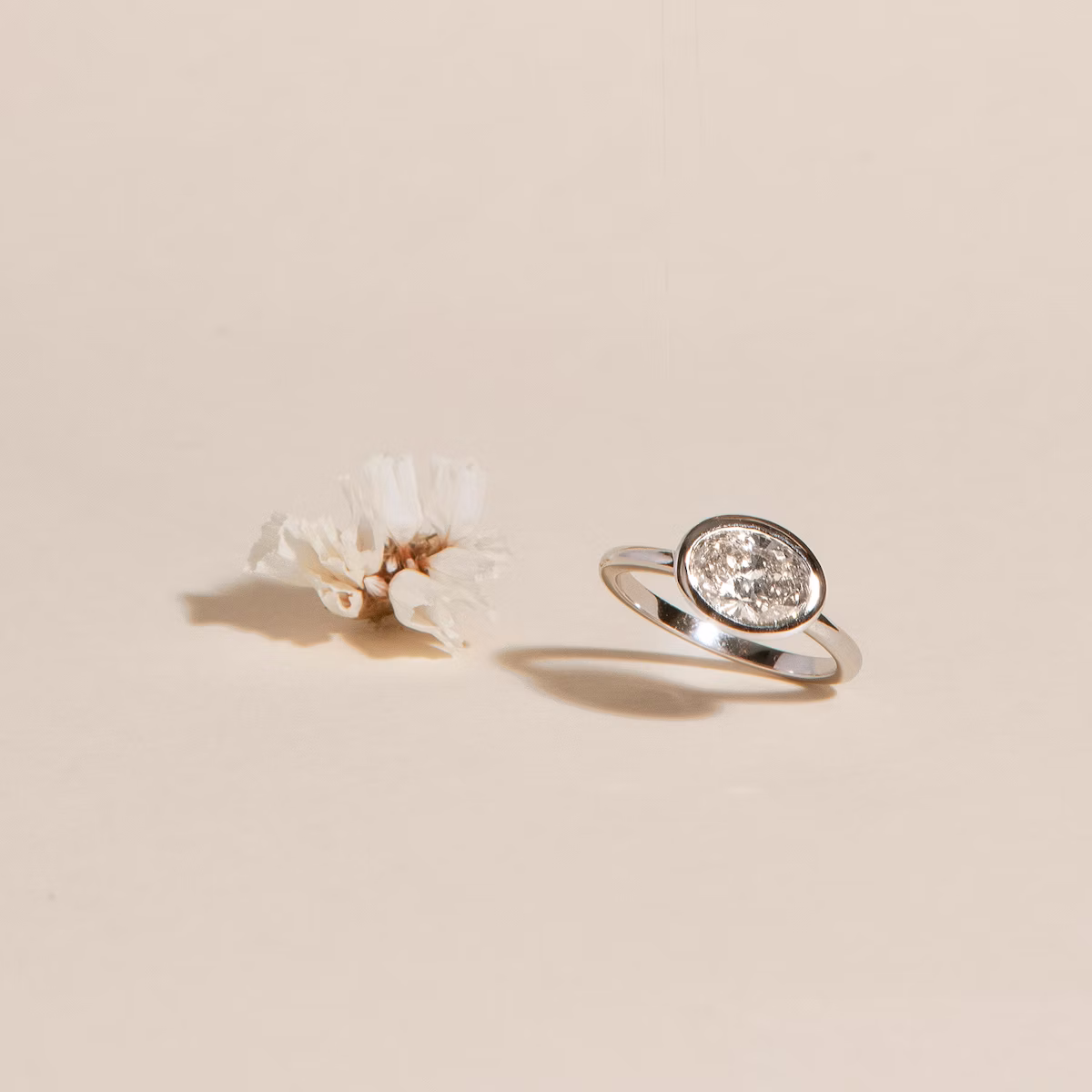 Signature Bezel | Oval | 18k | Weißgold | bandAccent: Ohne Pavé-Besatz | diamondOrientation: horizontal | caratWeight: other