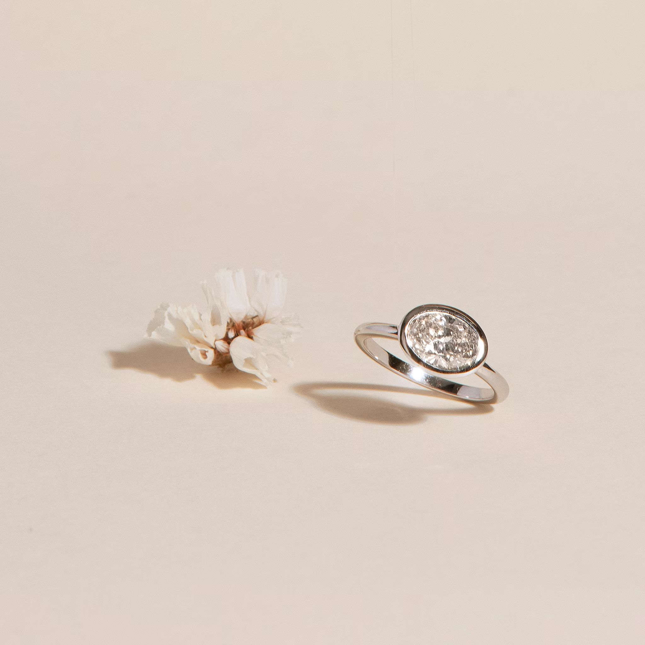 The Signature Bezel | Oval | 18k | White Gold | bandAccent: Plain | diamondOrientation: horizontal | caratWeight: other