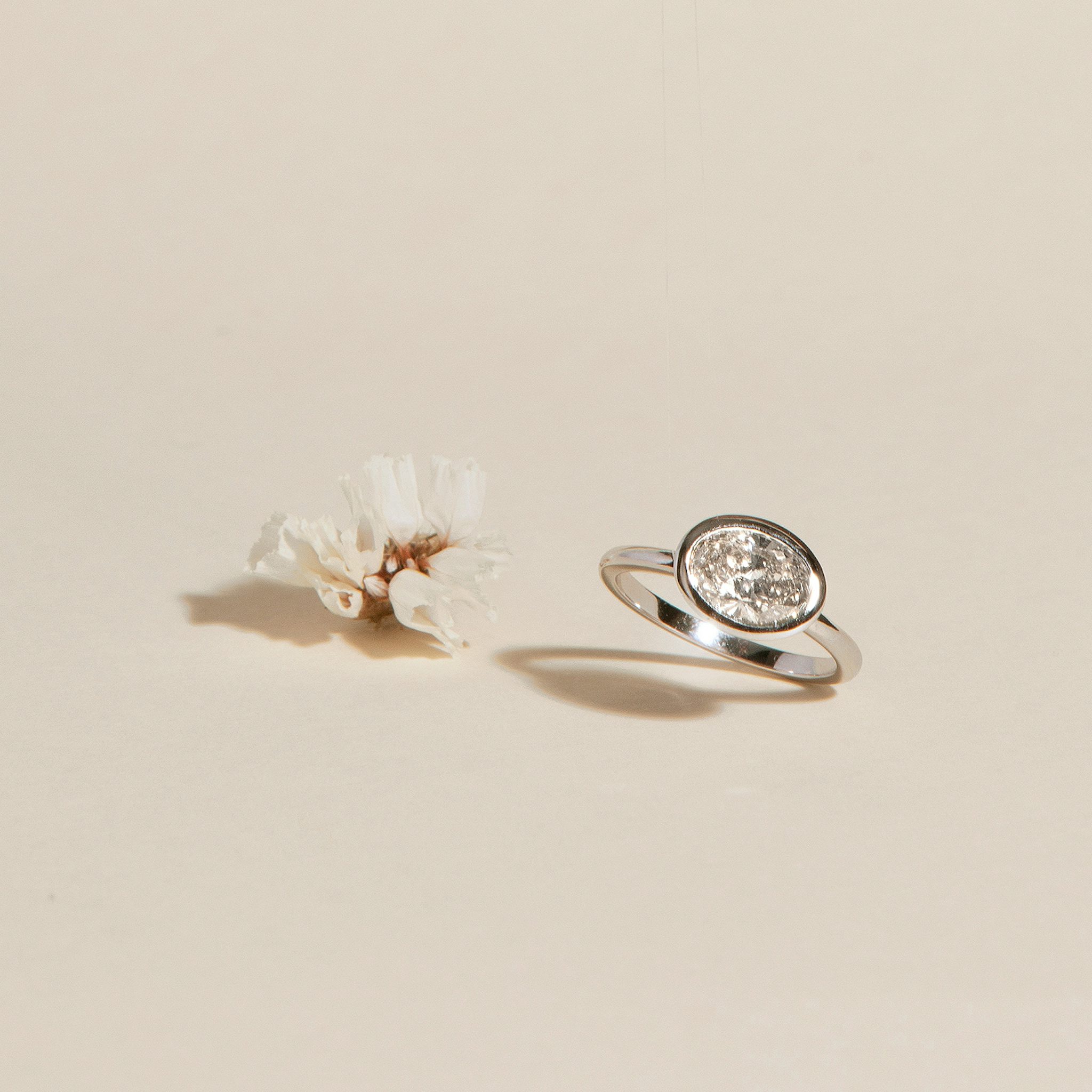 The Signature Bezel | Oval | 18k | White Gold | bandAccent: Plain | diamondOrientation: horizontal | caratWeight: other