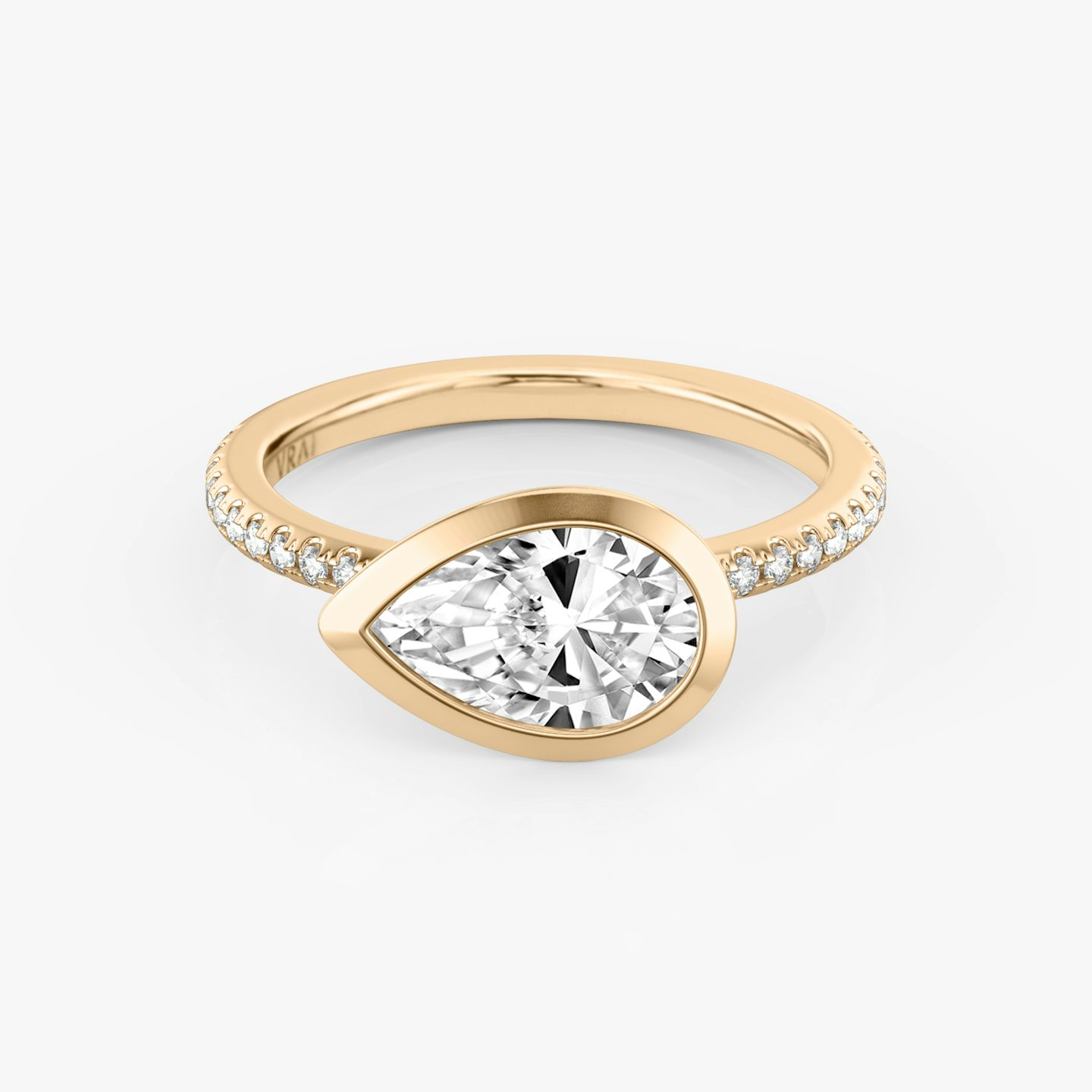 Anillo de compromiso Signature Bezel | Pera | 14k | Oro rosa | bandAccent: Pavé | diamondOrientation: horizontal | caratWeight: other