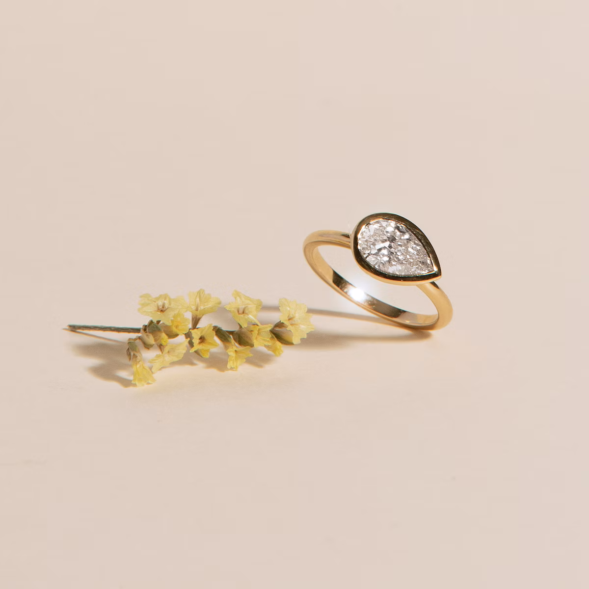 The Signature Bezel | Pear | Platinum | bandAccent: Plain | diamondOrientation: horizontal | caratWeight: other