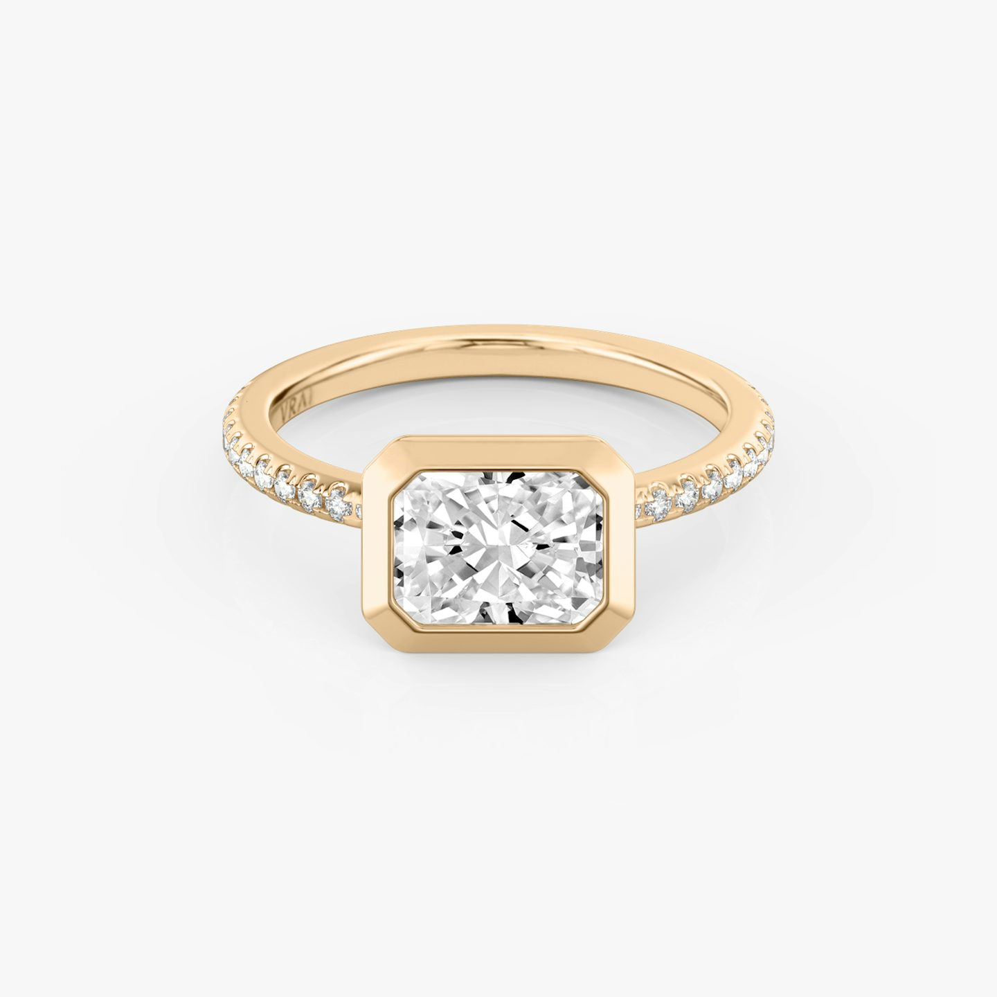 Anillo de compromiso Signature Bezel | Radiante | 14k | Oro rosa | bandAccent: Pavé | diamondOrientation: horizontal | caratWeight: other