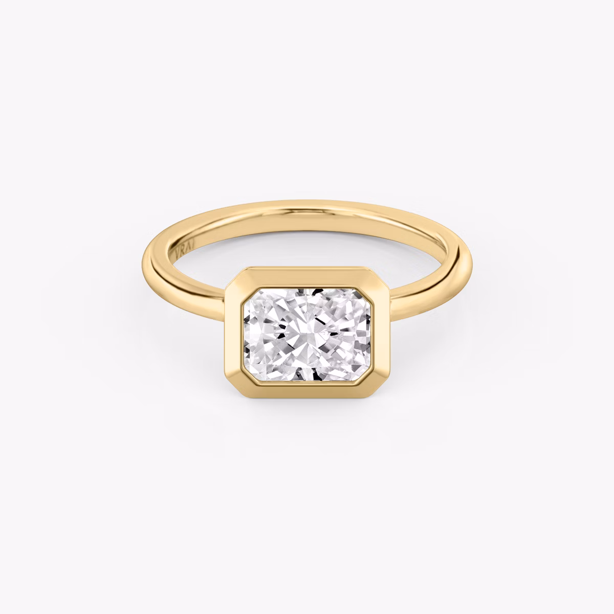 Anillo de compromiso Signature Bezel | Radiante | 18k | Oro amarillo | bandAccent: Simple | diamondOrientation: horizontal | caratWeight: other