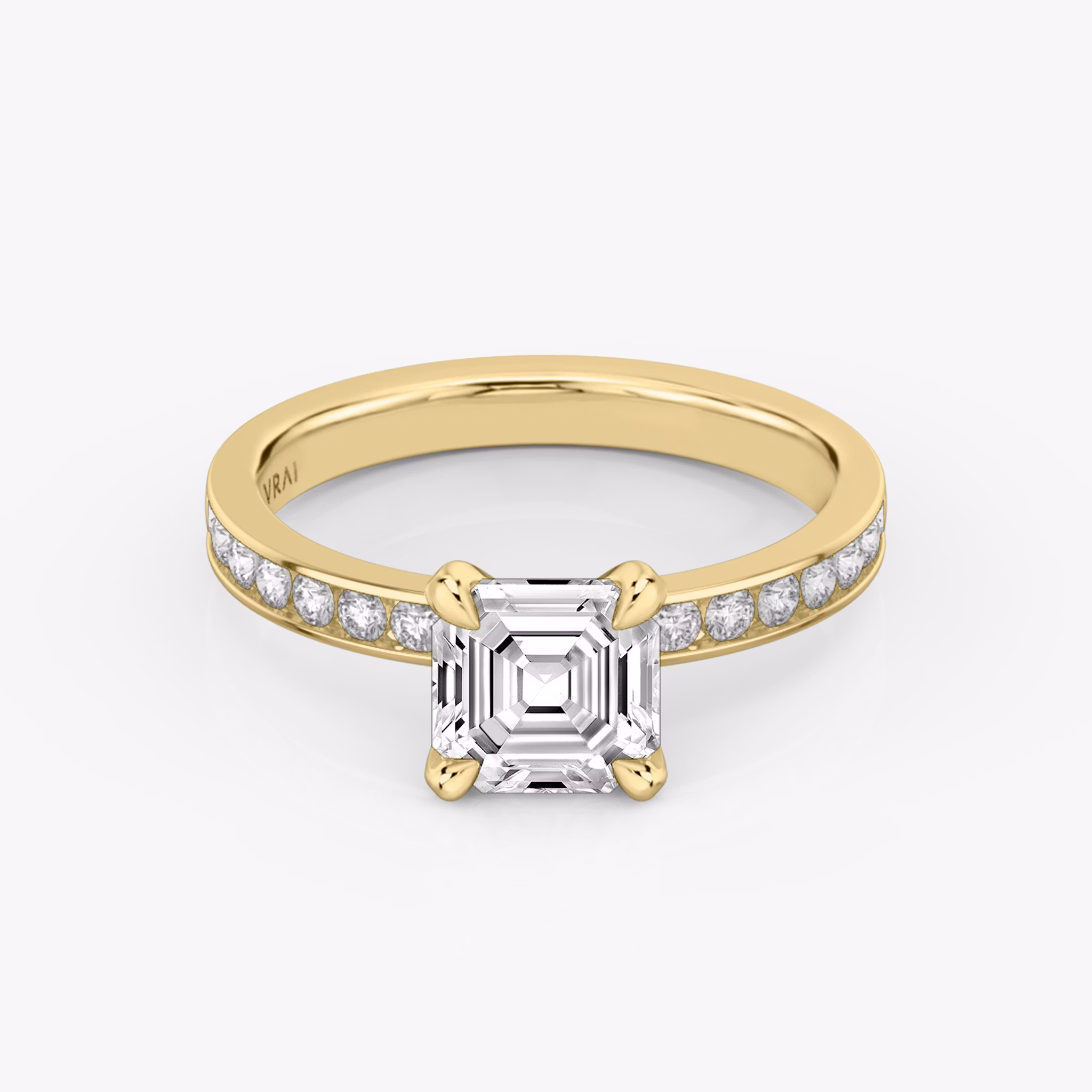 Anillo de compromiso Devotion | Asscher | 18k | Oro amarillo | bandAccent: Pavé | bandStoneShape: Brillante | bandStoneStyle: large | diamondOrientation: vertical | caratWeight: other